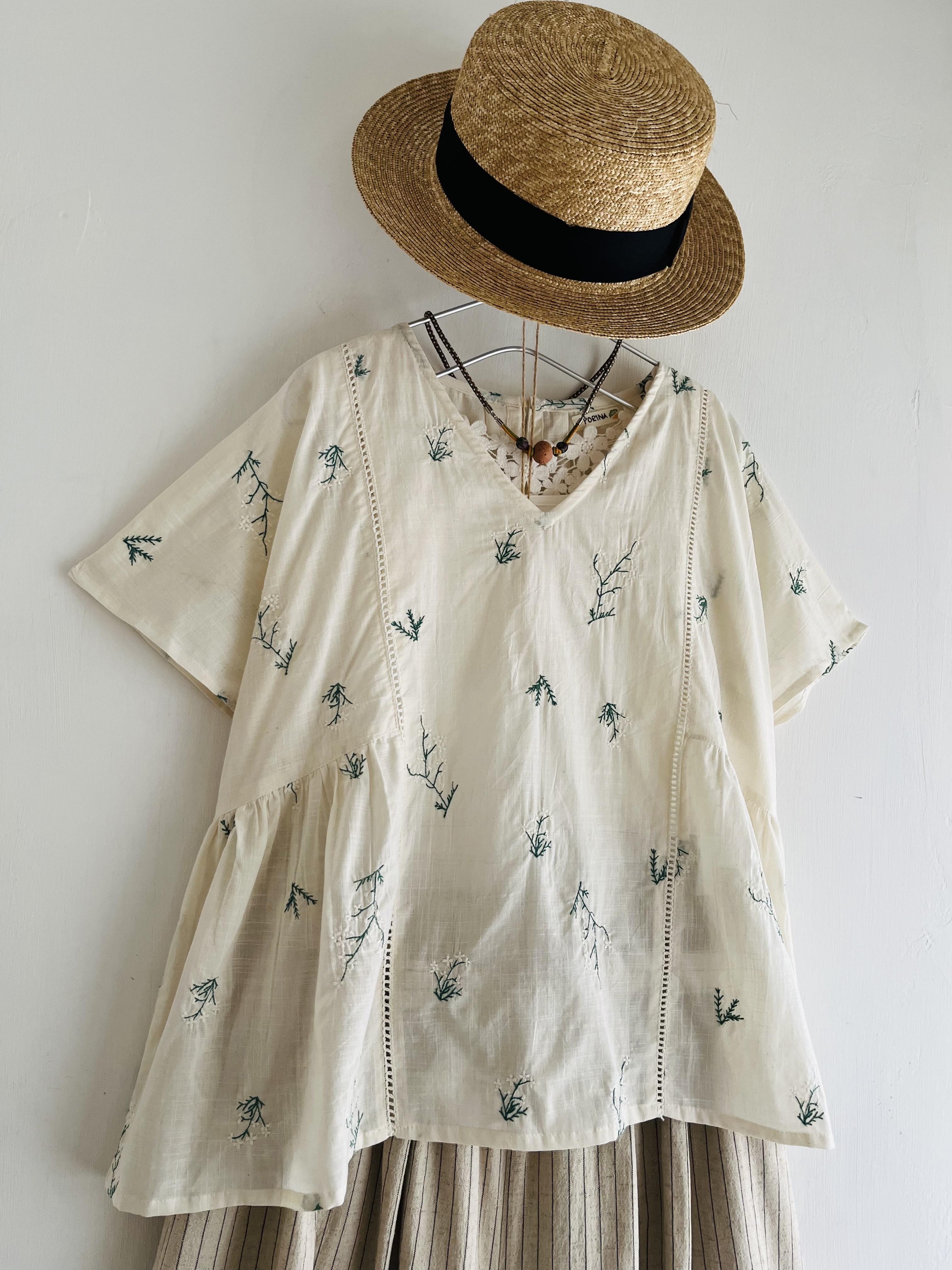 PORINA米色暗紋刺繡通花top
