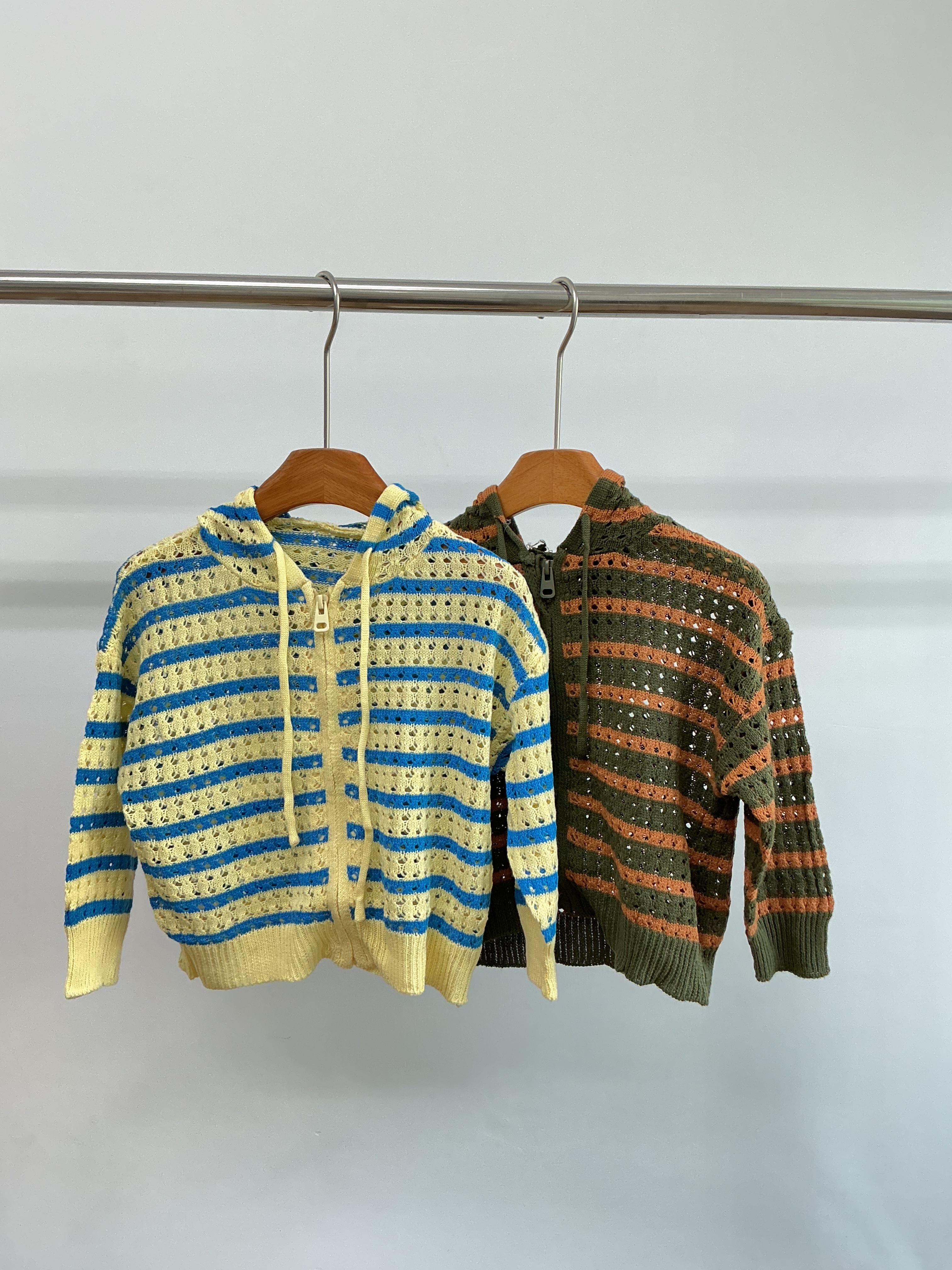 A04532條紋洞洞連帽外套