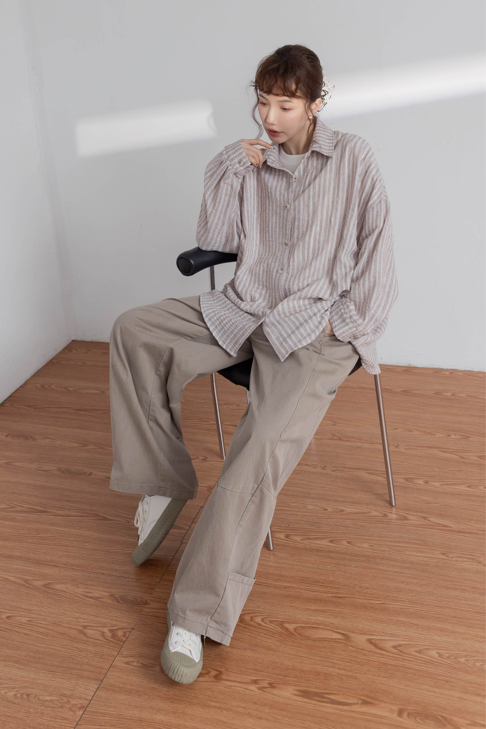 弧形裁片後鬆緊休閒褲