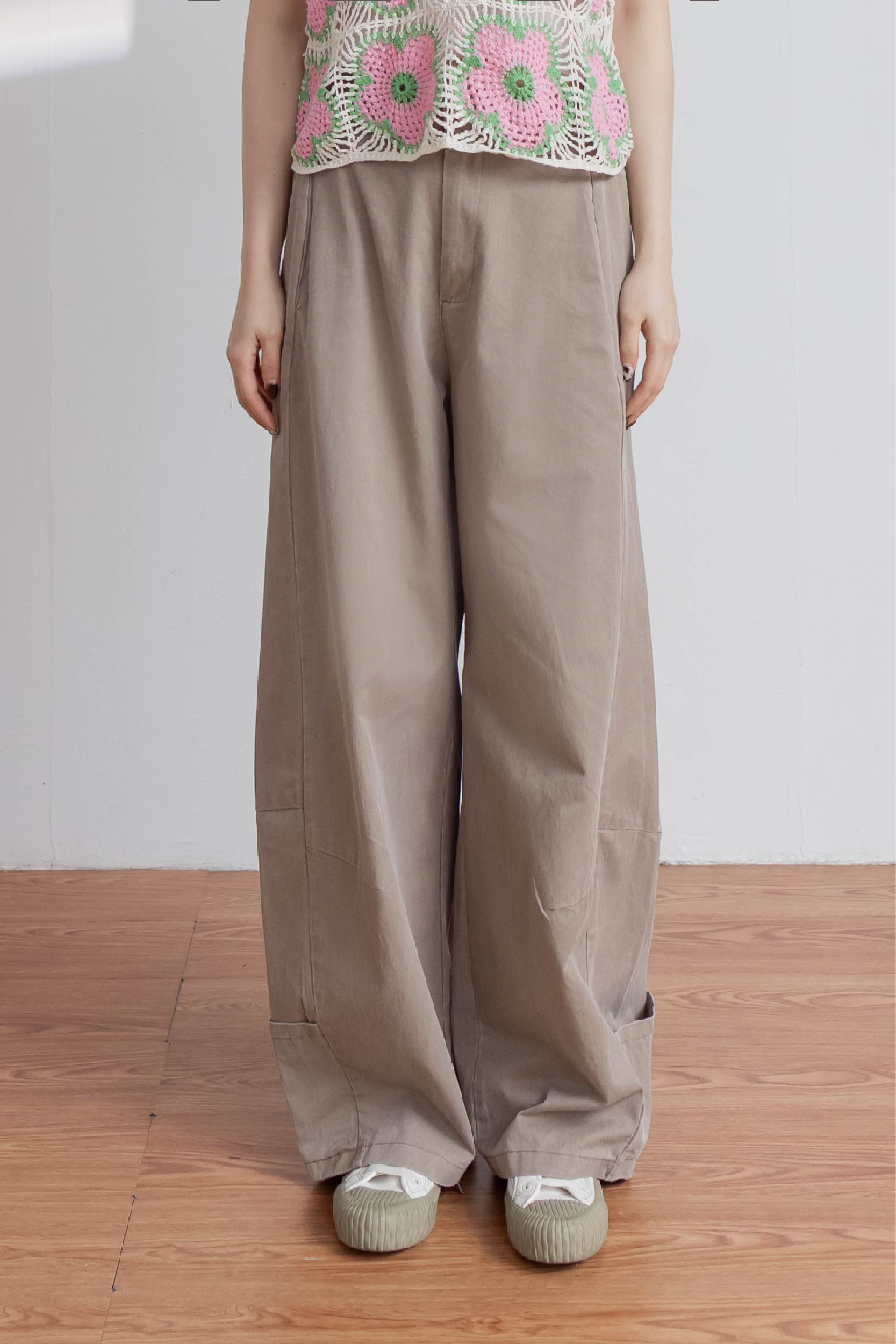 弧形裁片後鬆緊休閒褲