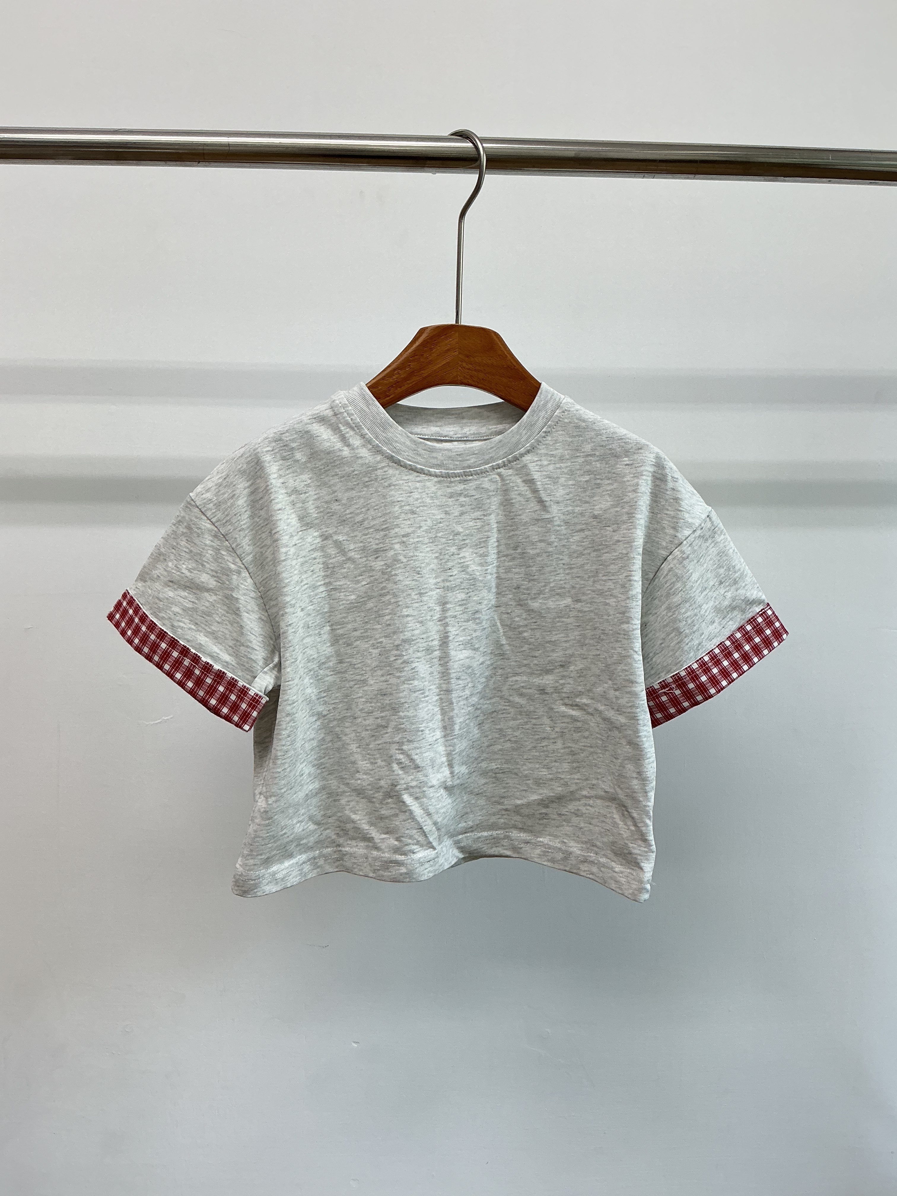 A04536反摺格紋袖口上衣