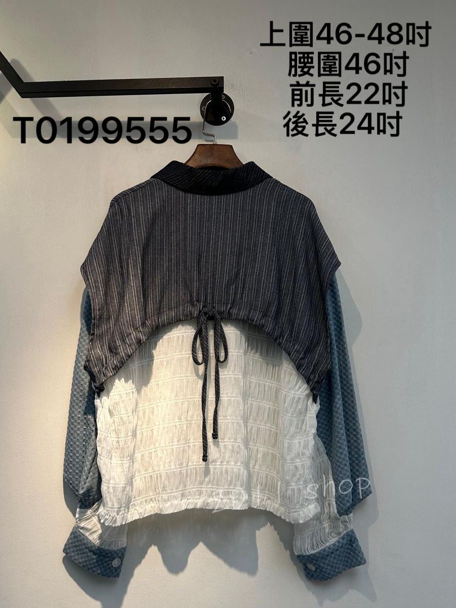 翻領假兩件皺皺拼布TOP  上圍46-48吋  腰圍46吋 前長22吋 後長24吋    T0199555