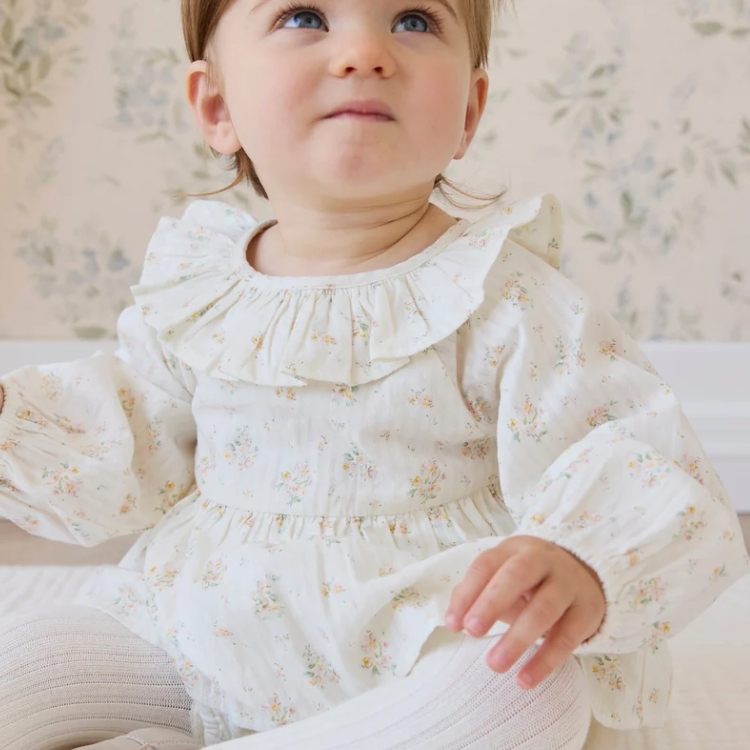 （預購）JAMIEKAY 花卉荷葉領長袖包屁衣 Organic Cotton Cecil Playsuit - Justine Parchment