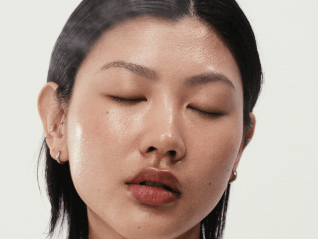 GIF showing the ultra-fine micronized mist application of Glowpacity Barrier Mesh Oil Mist for instant moisture locking