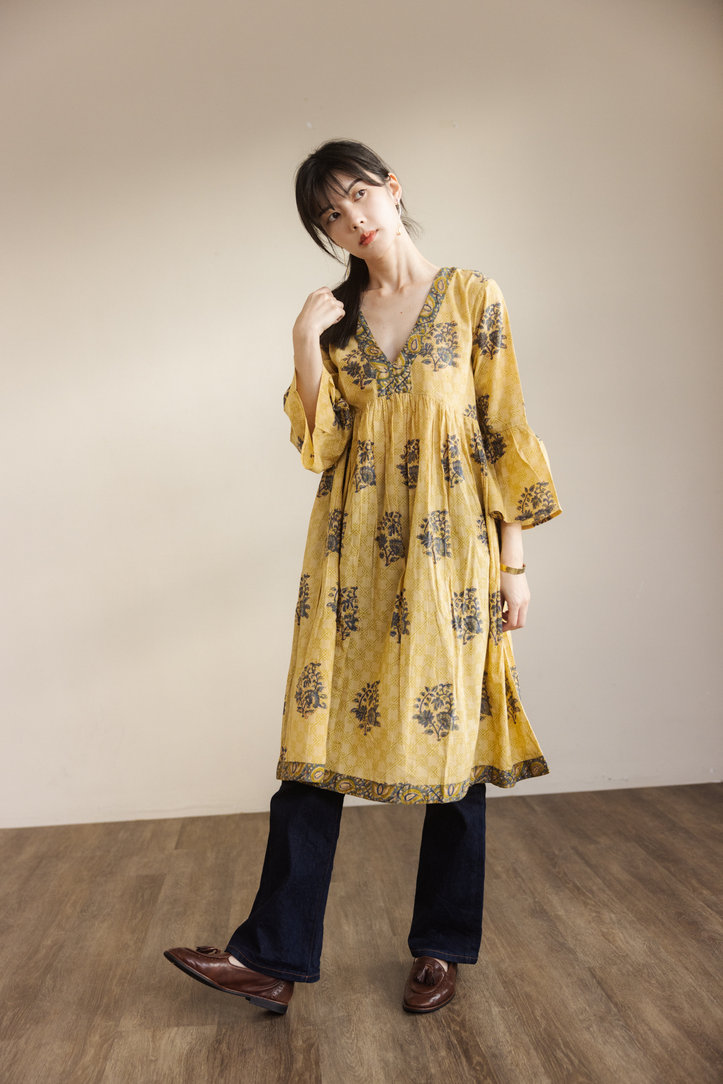 V領喇叭袖短洋裝_復古藍花