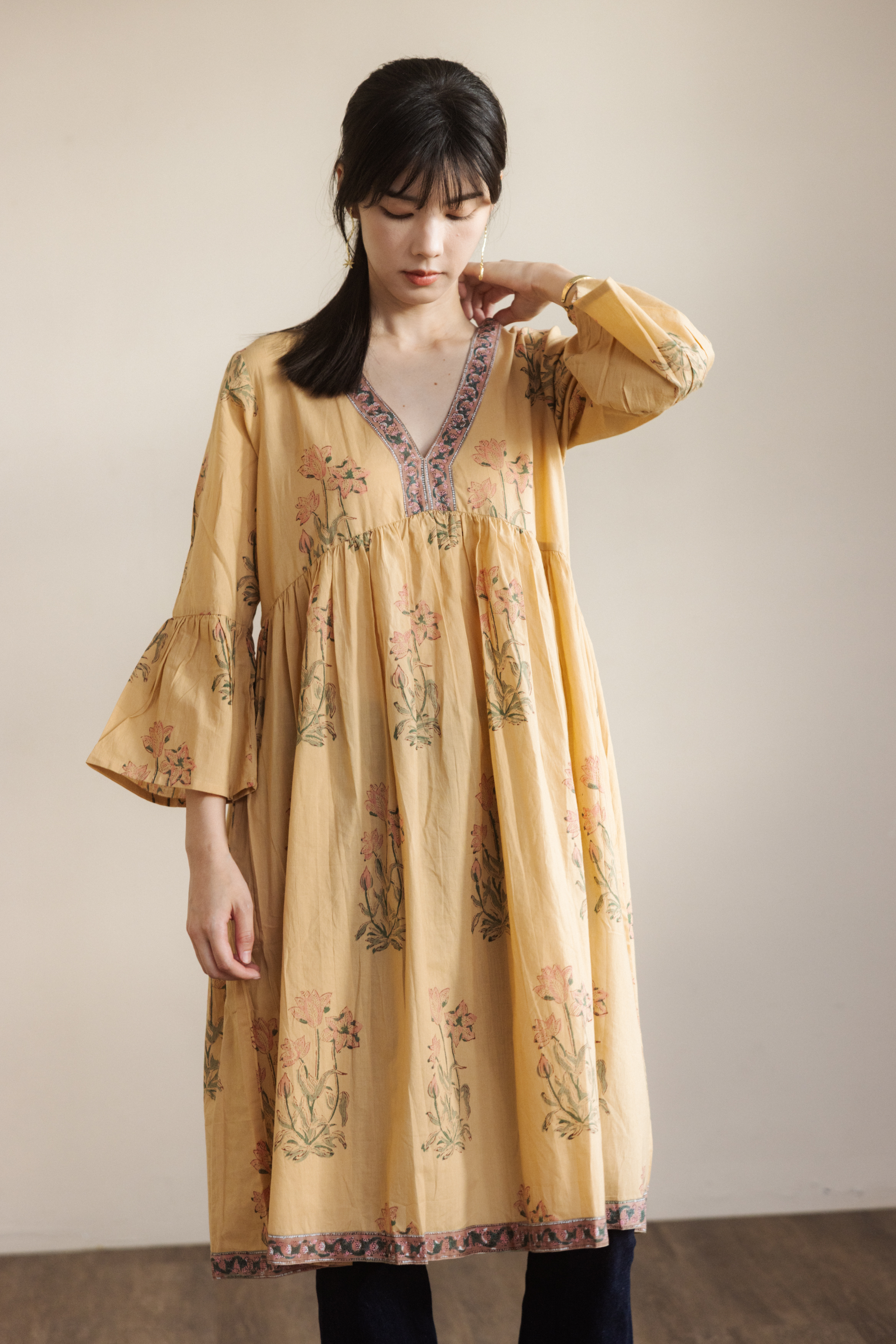 V領喇叭袖短洋裝_復古粉花