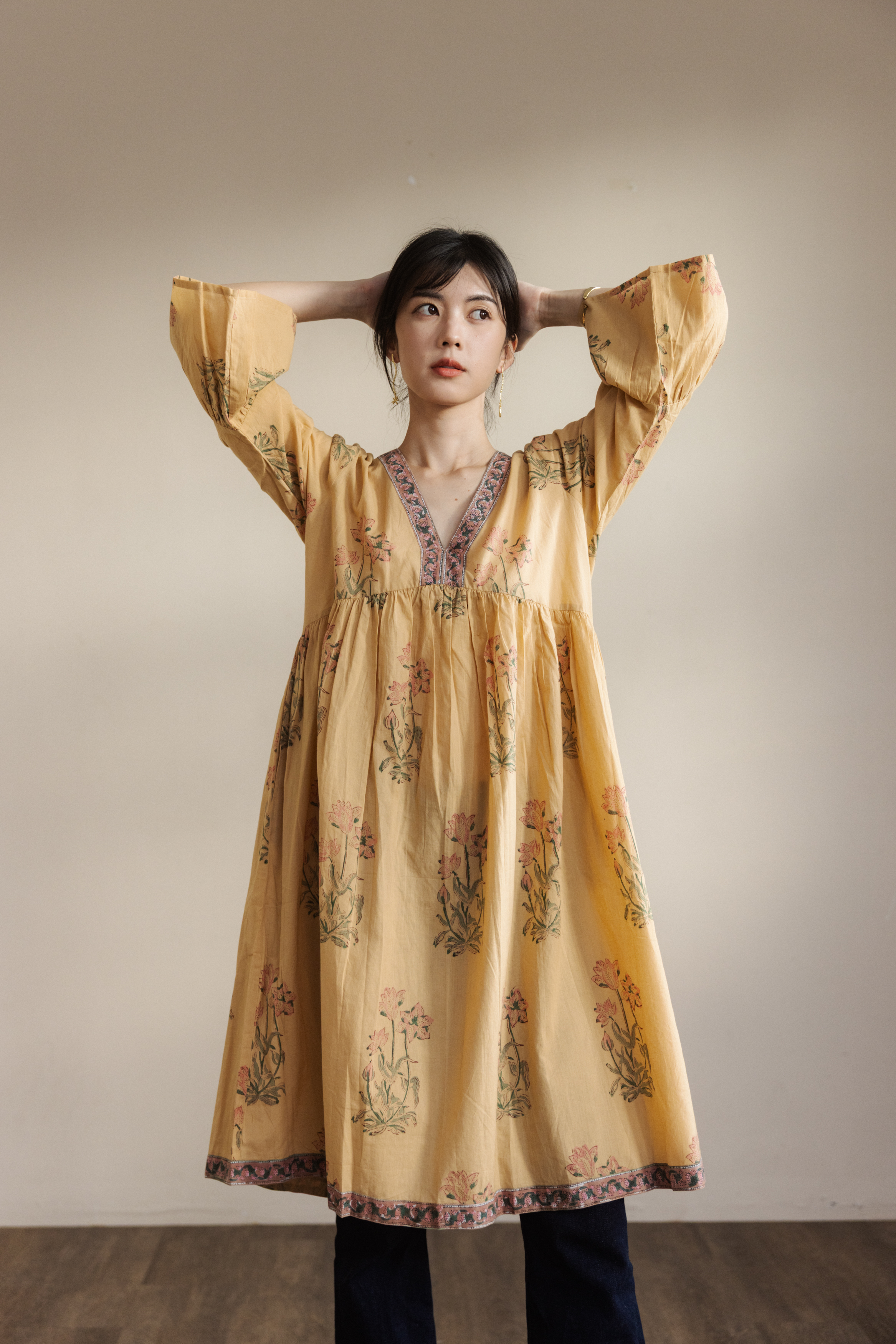 V領喇叭袖短洋裝_復古粉花