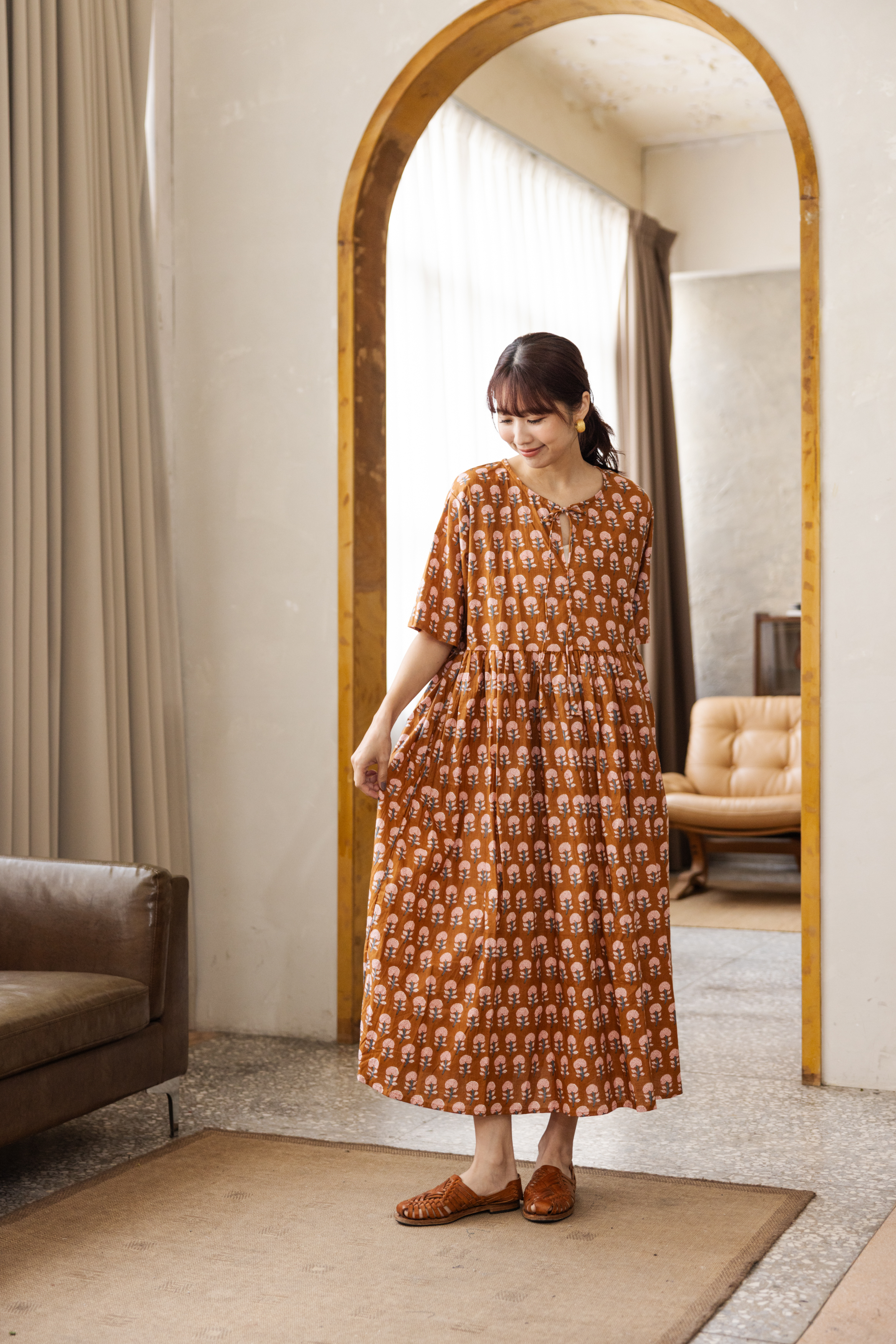 短袖前綁帶洋裝_橘咖小花