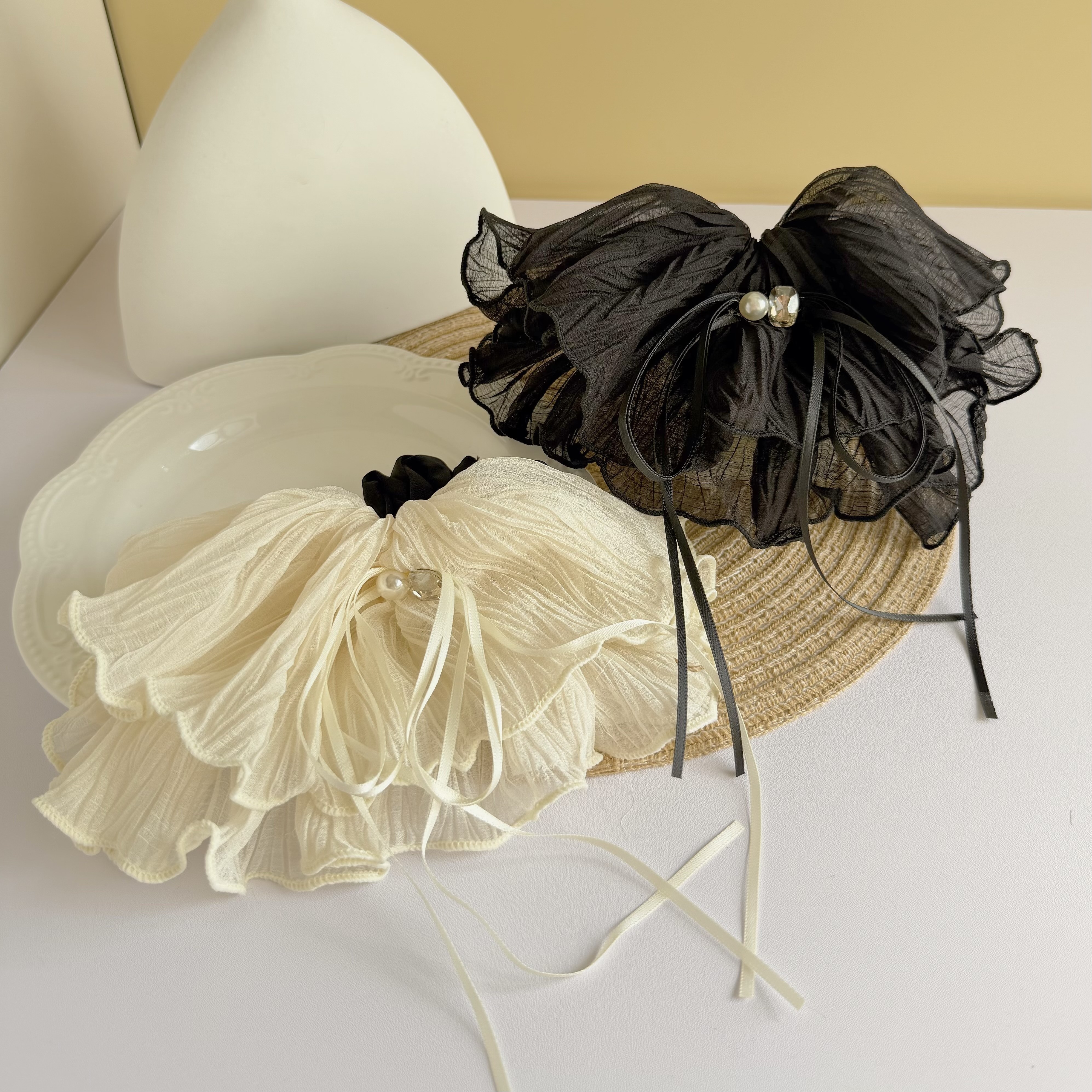 T184壓紋木耳邊水鑽珍珠裙擺髮圈