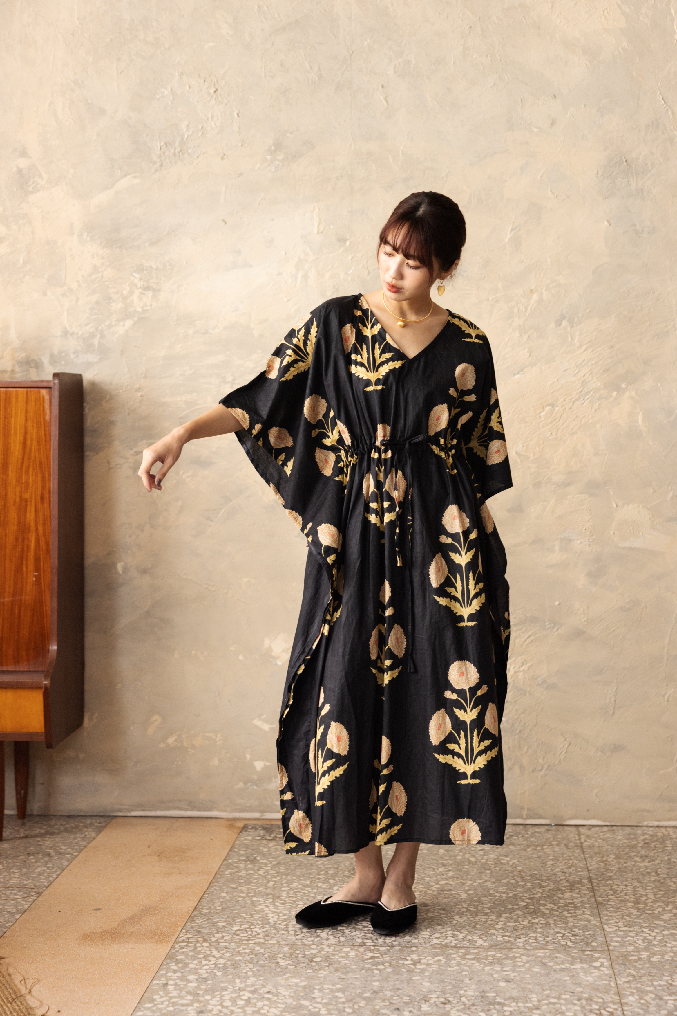 蝴蝶長洋裝_優雅黑花