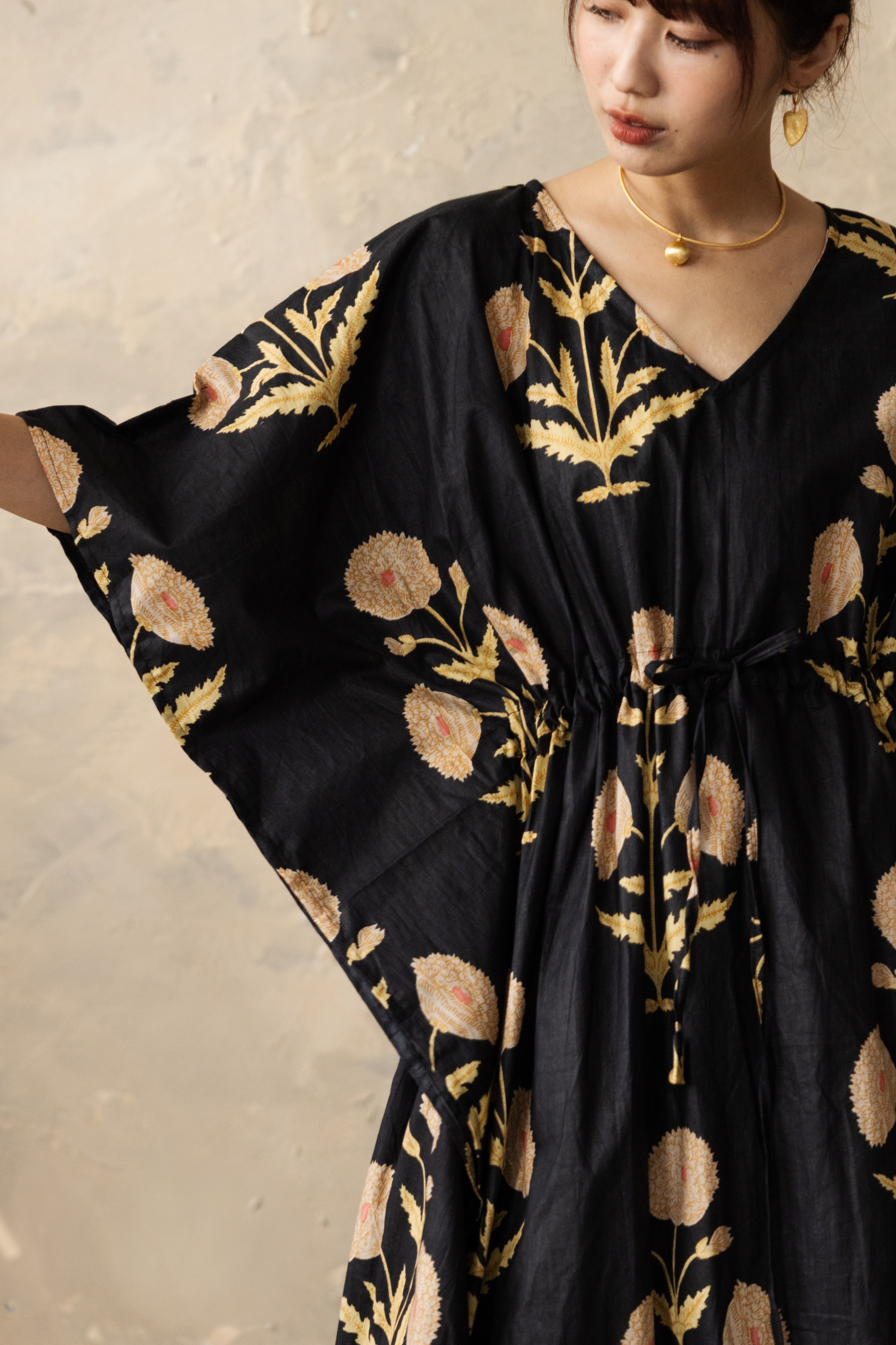 蝴蝶長洋裝_優雅黑花