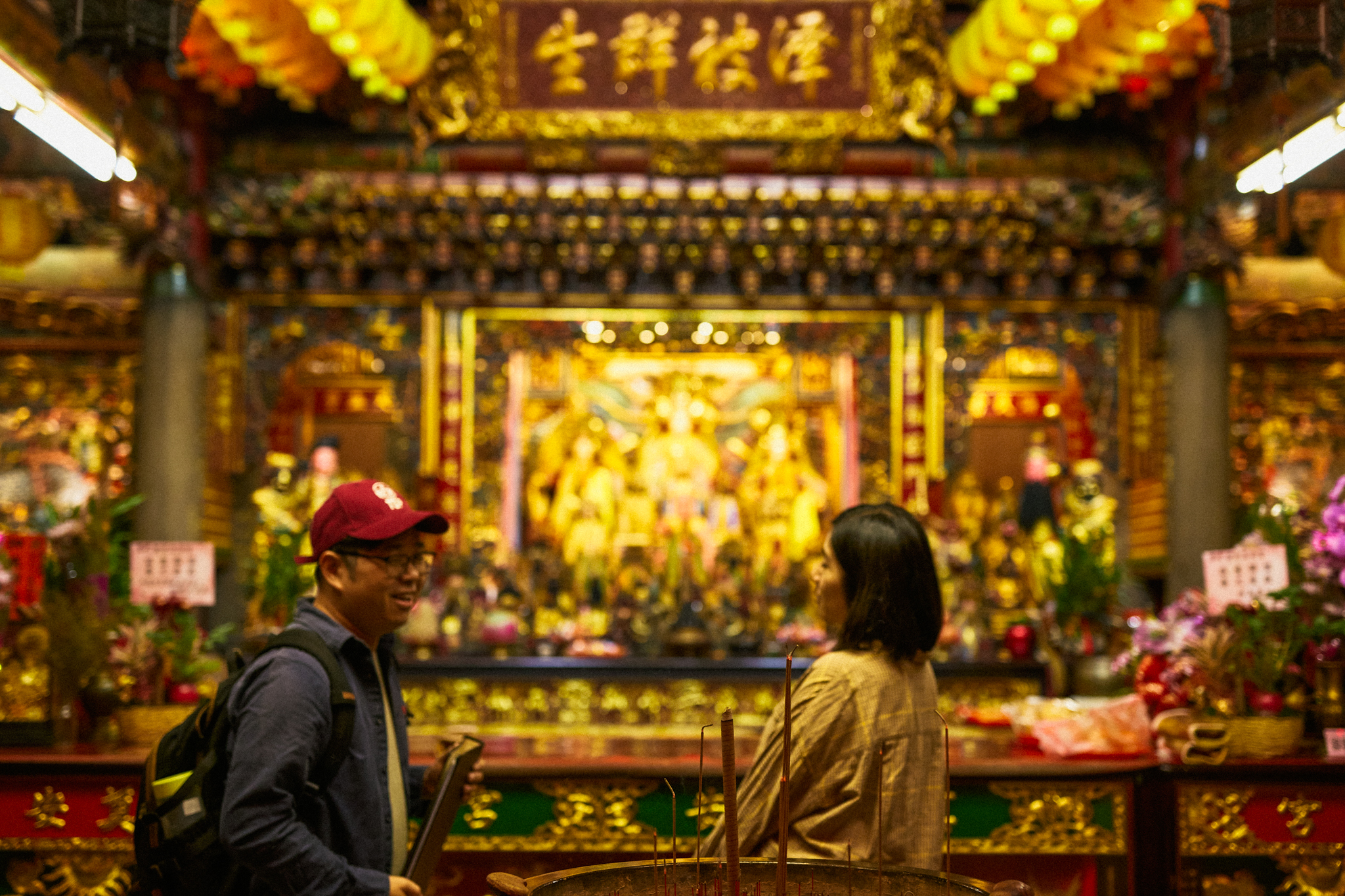 羅東夜間導覽活動-三川殿下聽說書-和導覽員在廟宇前漫步