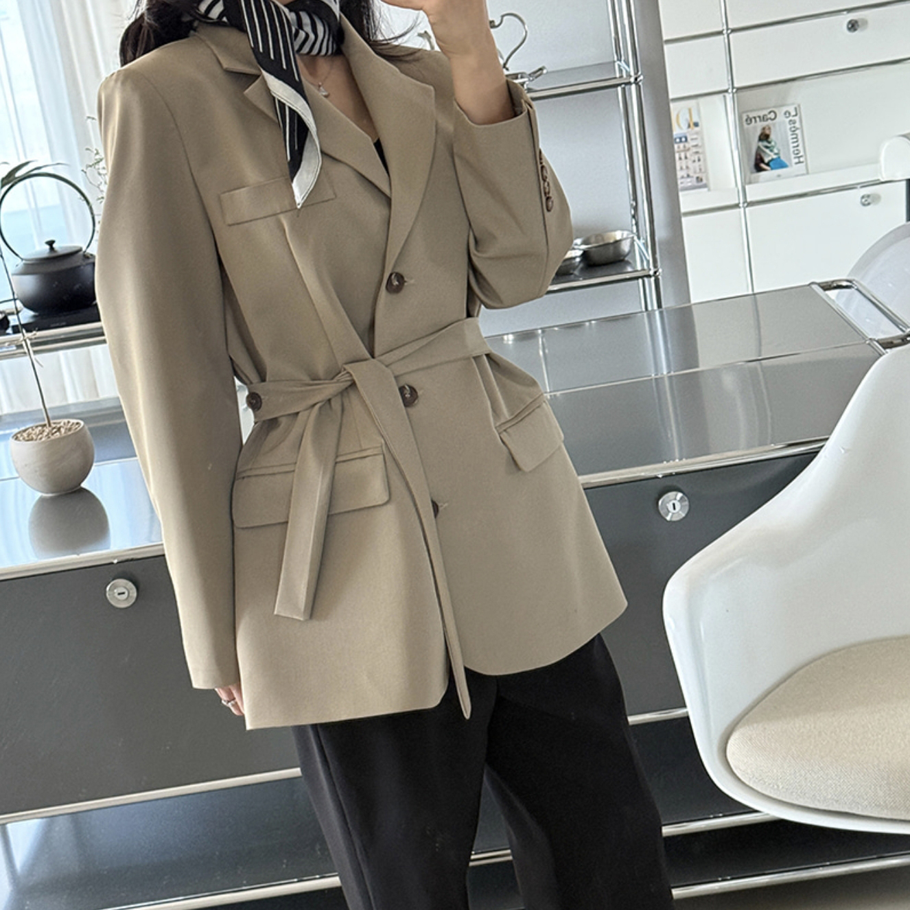 後開衩造型V領排釦西裝外套-附綁帶 / 2色