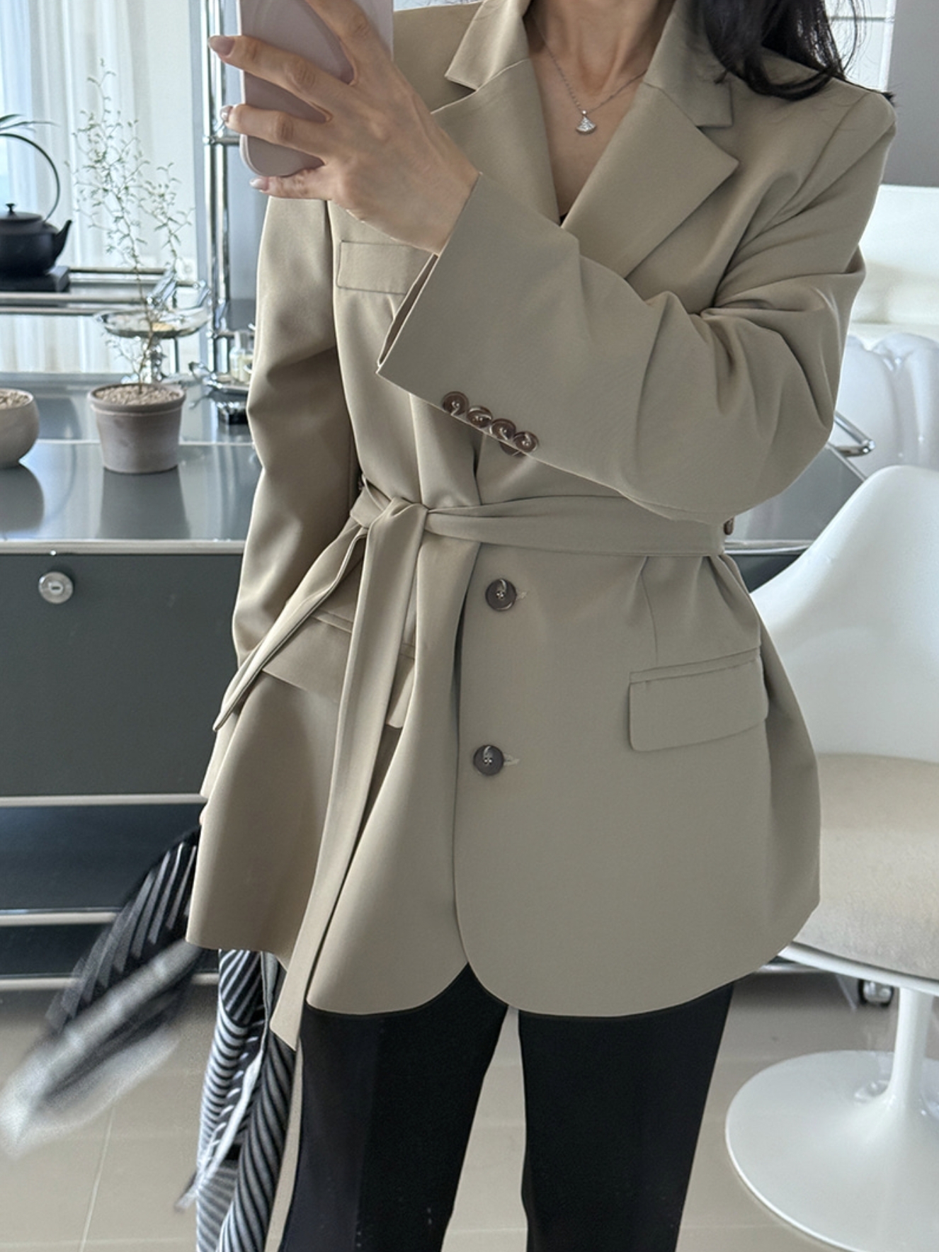 後開衩造型V領排釦西裝外套-附綁帶 / 2色