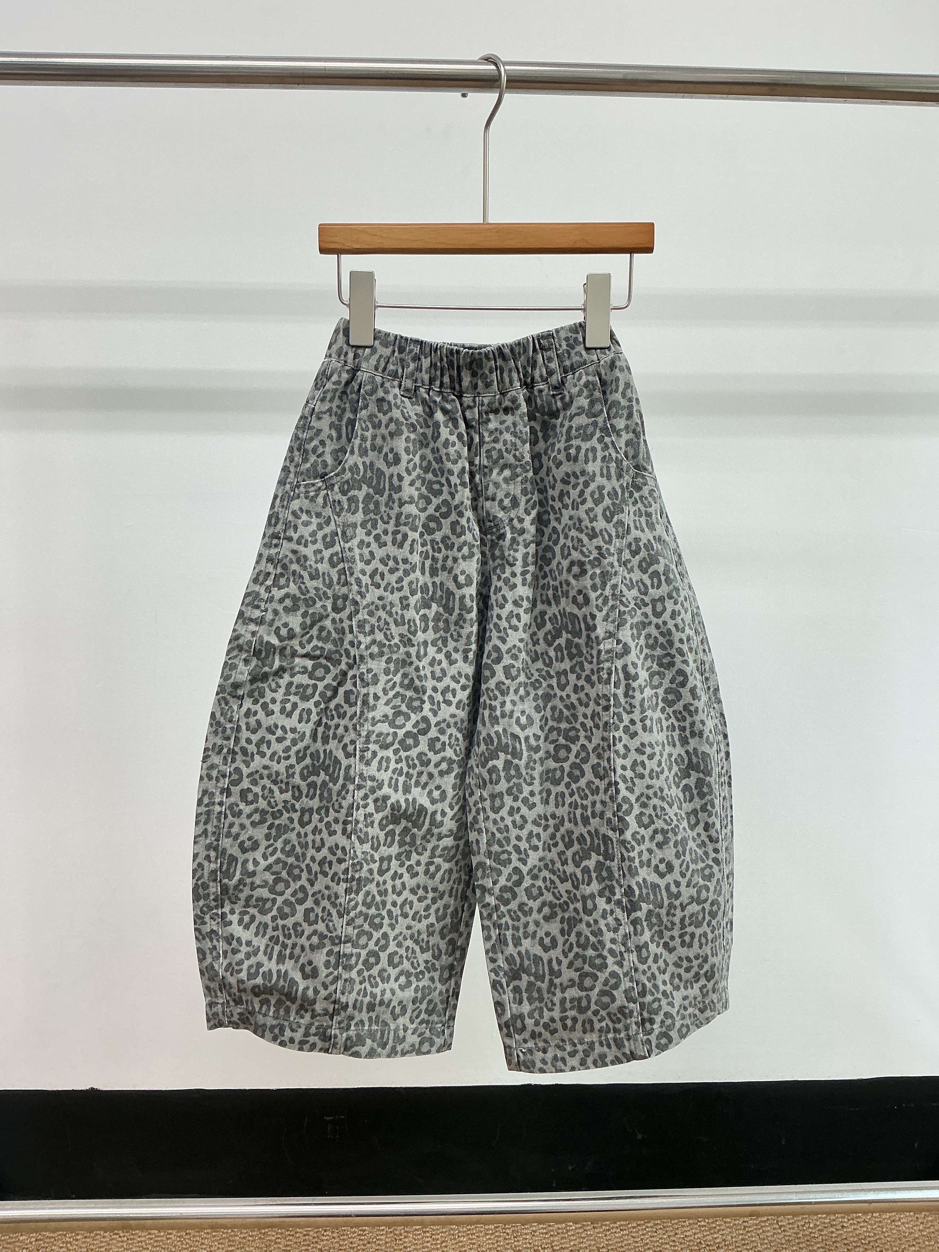 A04549豹紋彎刀褲