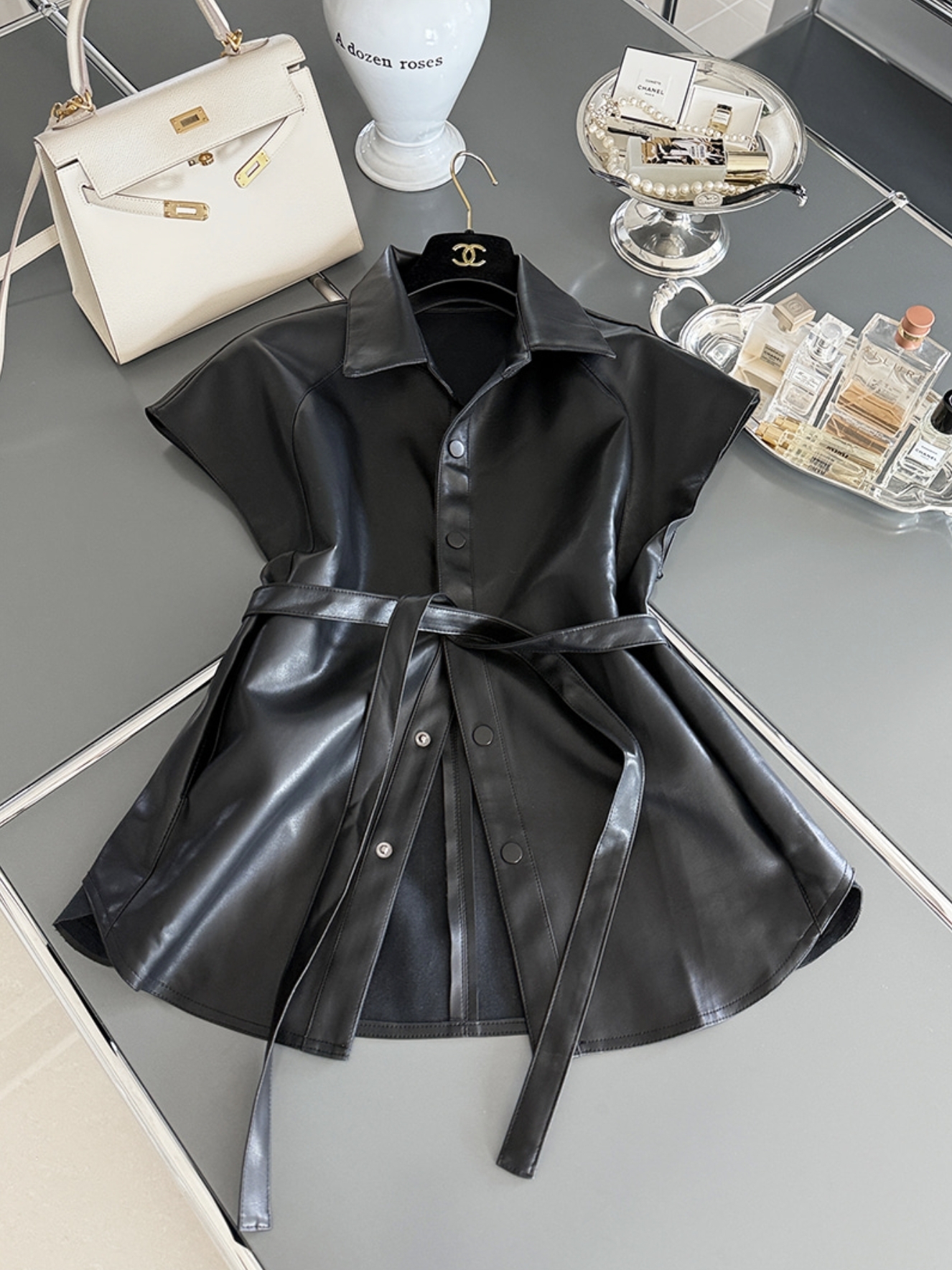 經典黑半袖翻領排釦PU皮革背心外套-附綁帶