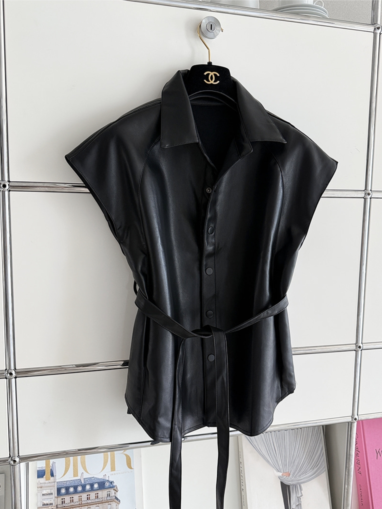 經典黑半袖翻領排釦PU皮革背心外套-附綁帶