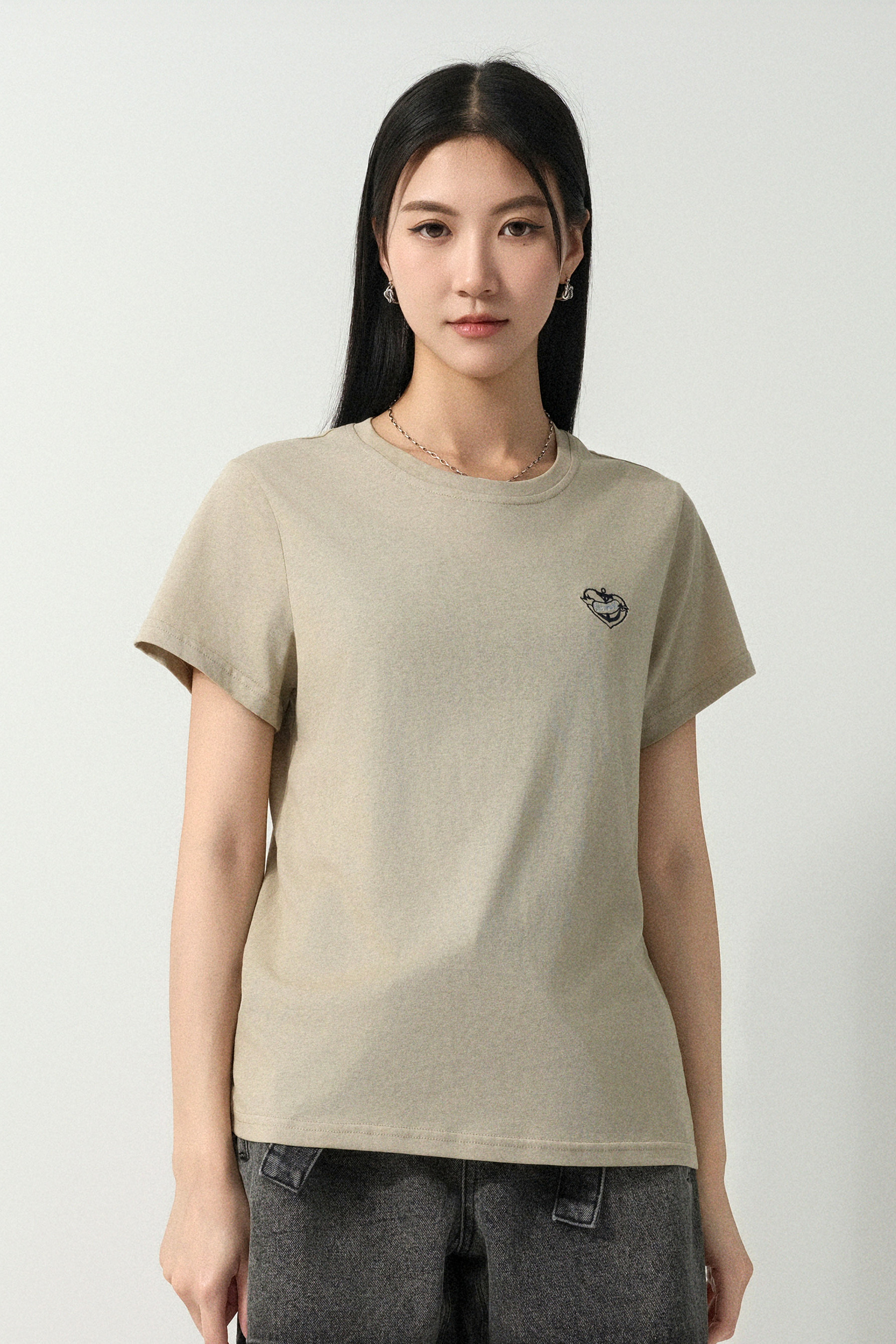 繡花胸章麻繩圈印花背tee  (預購產品）