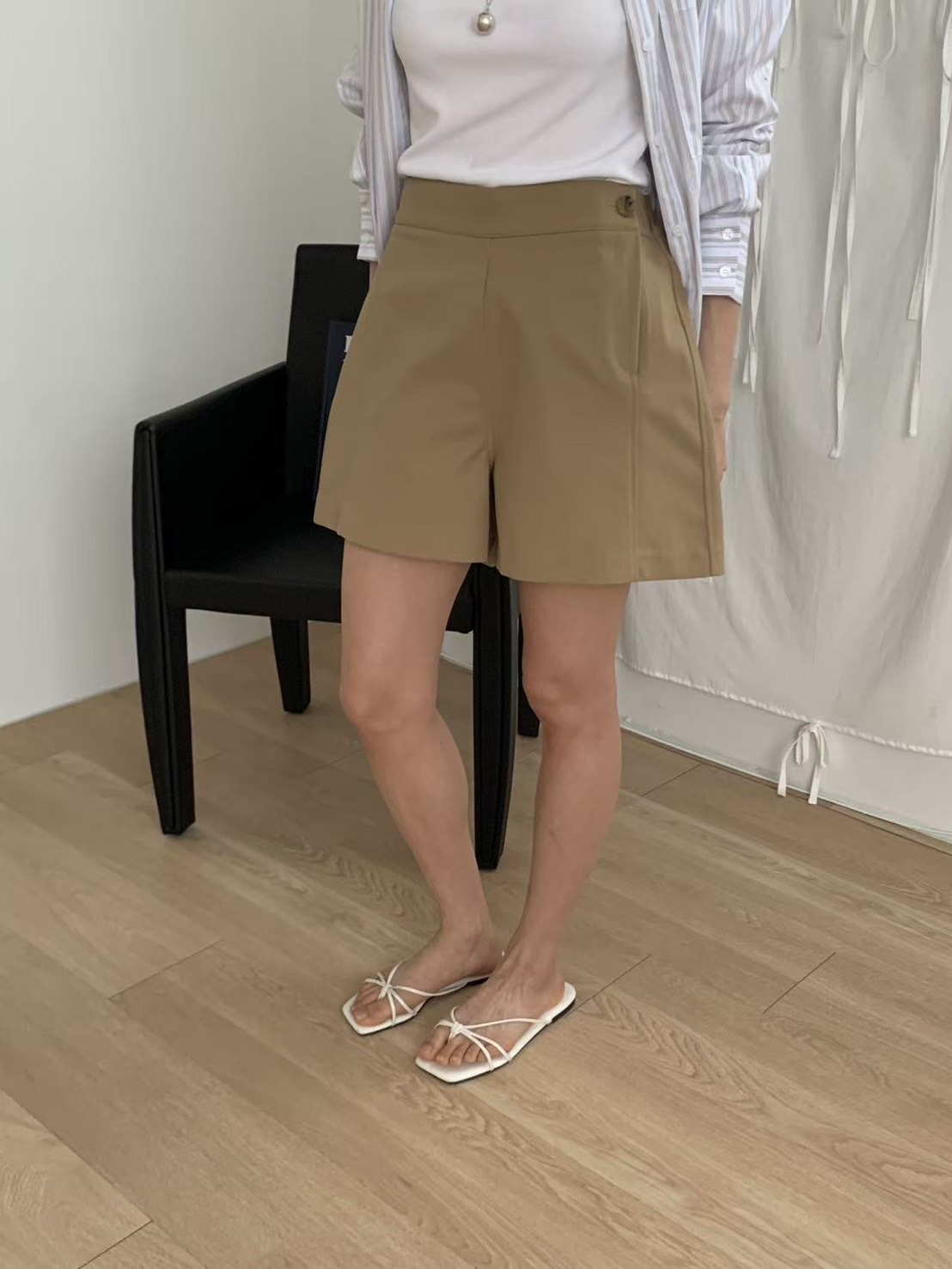 單釦設計後鬆緊短褲