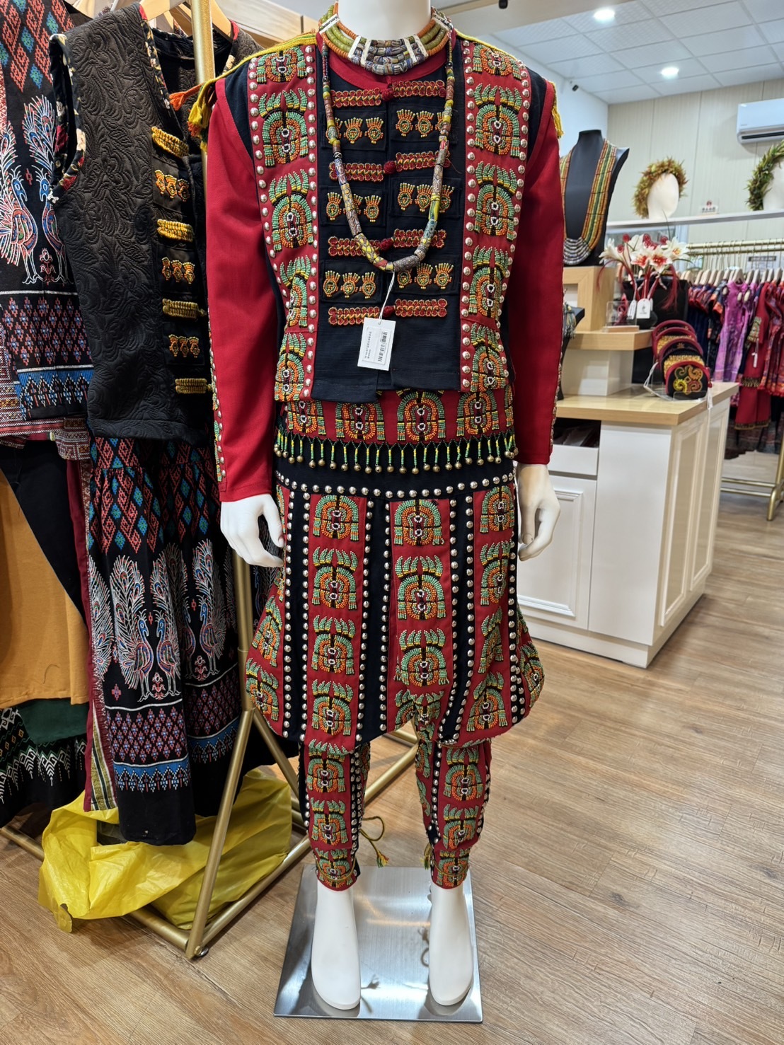 No.2傳統珠繡套裝男