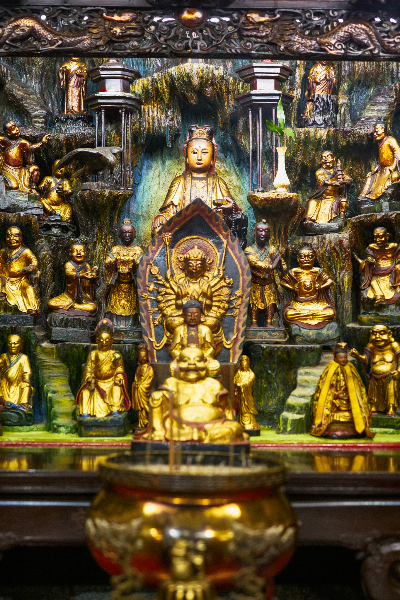 日本石觀音。祂靜靜地待在媽祖廟內，訴說著日治時期宗教融合的一段往事。