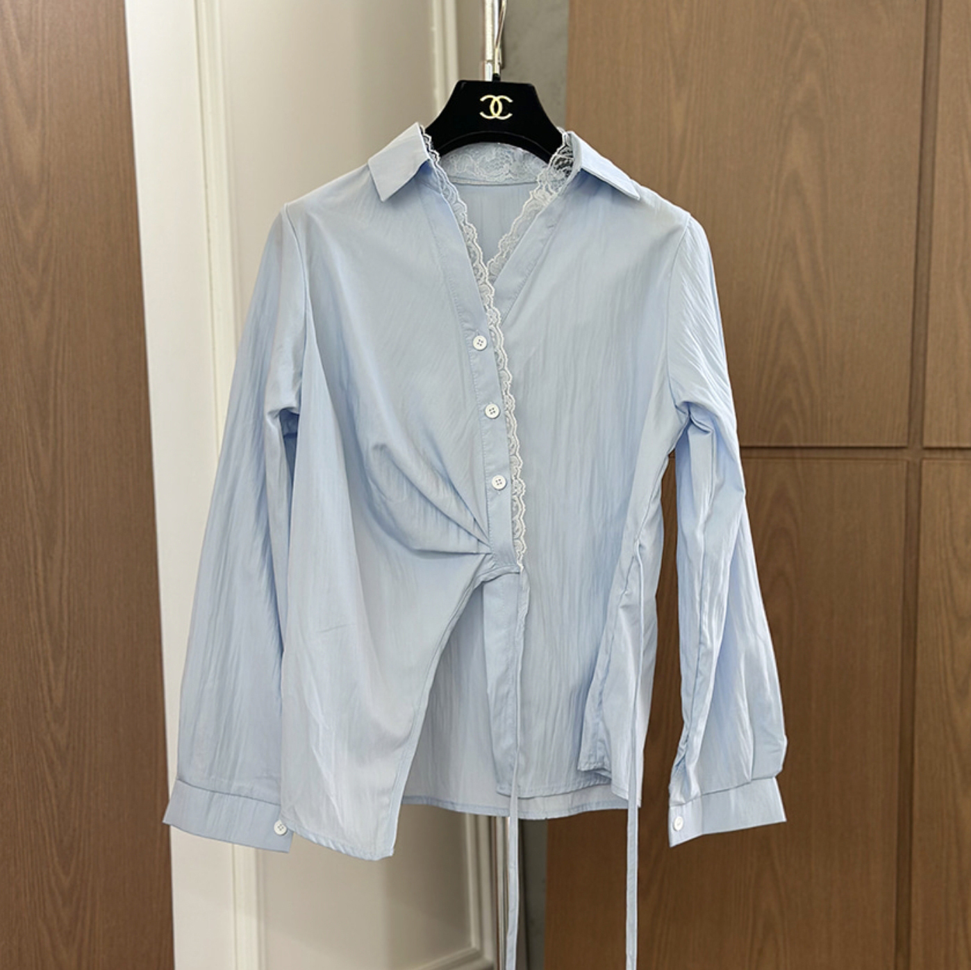 蕾絲滾邊側綁帶造型翻領排釦襯衫 / 2色