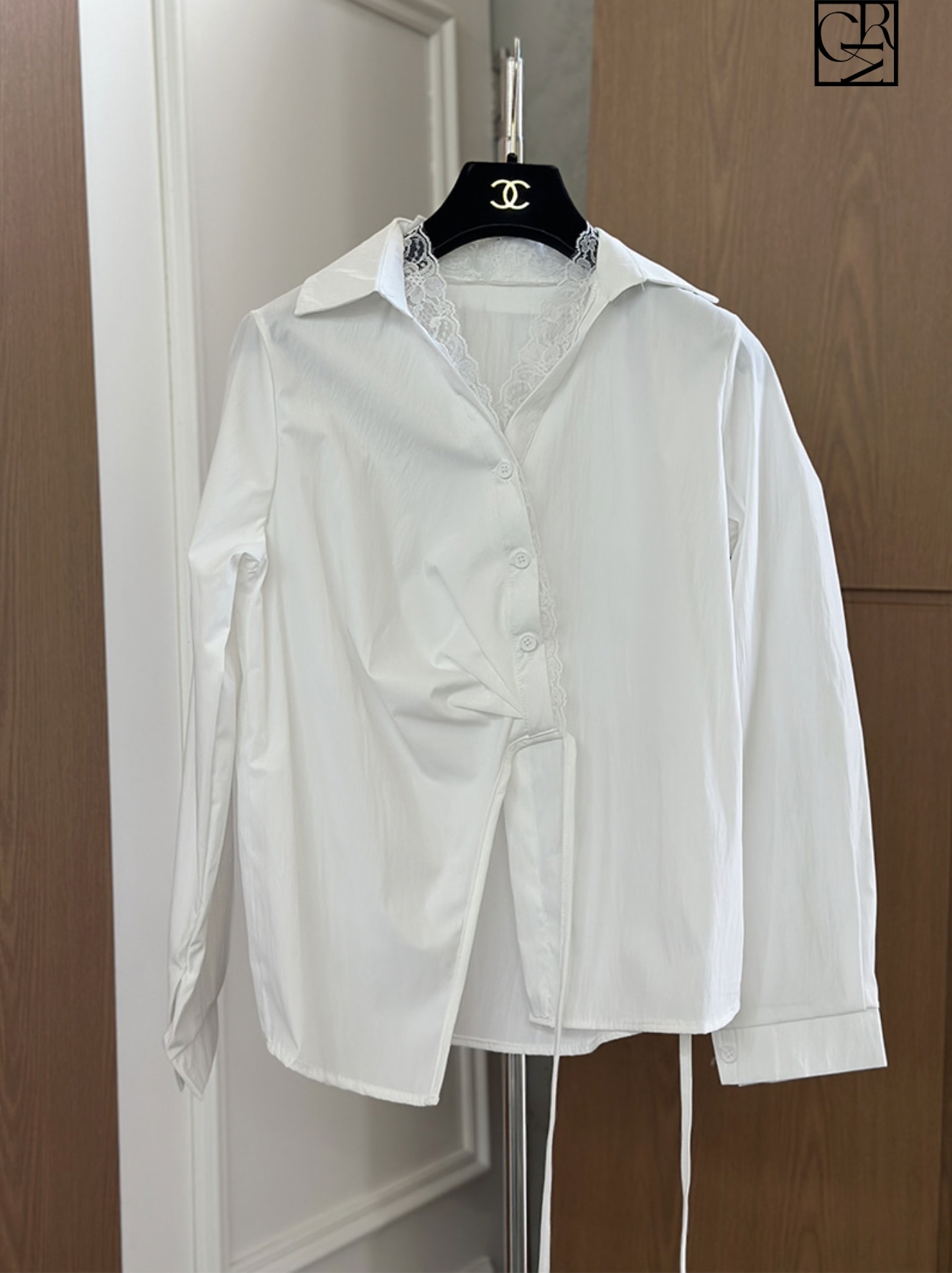 蕾絲滾邊側綁帶造型翻領排釦襯衫 / 2色