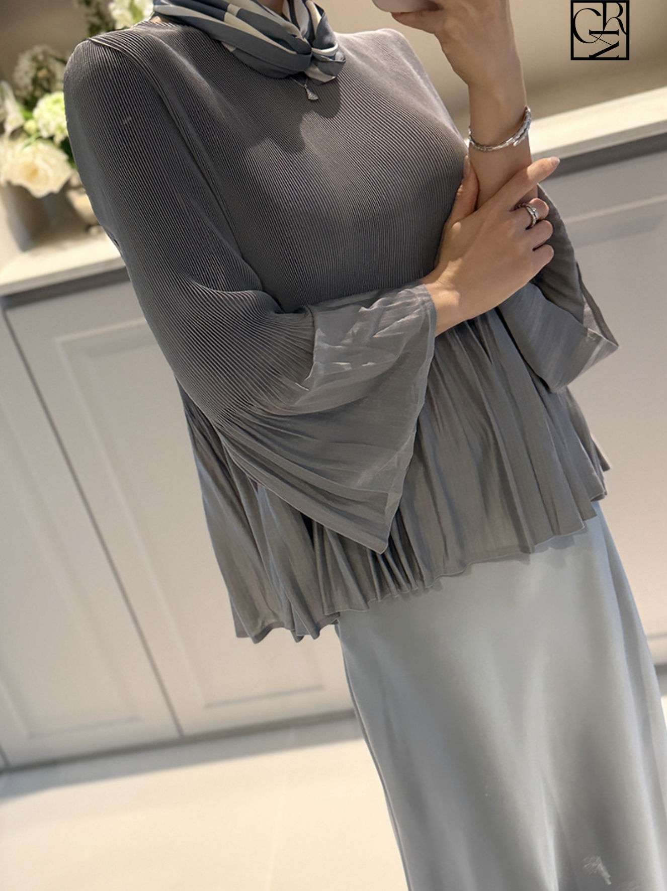 溫柔氣息收腰百摺裙擺造型圓領上衣 / 3色