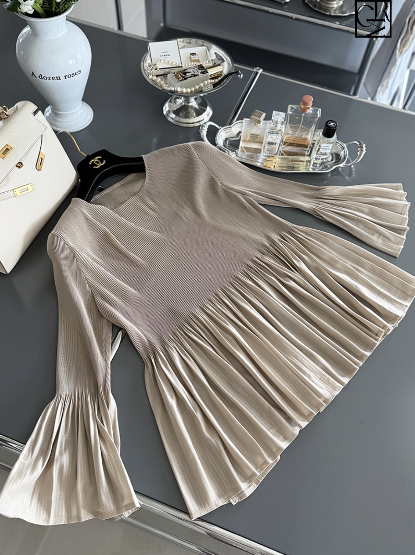 溫柔氣息收腰百摺裙擺造型圓領上衣 / 3色