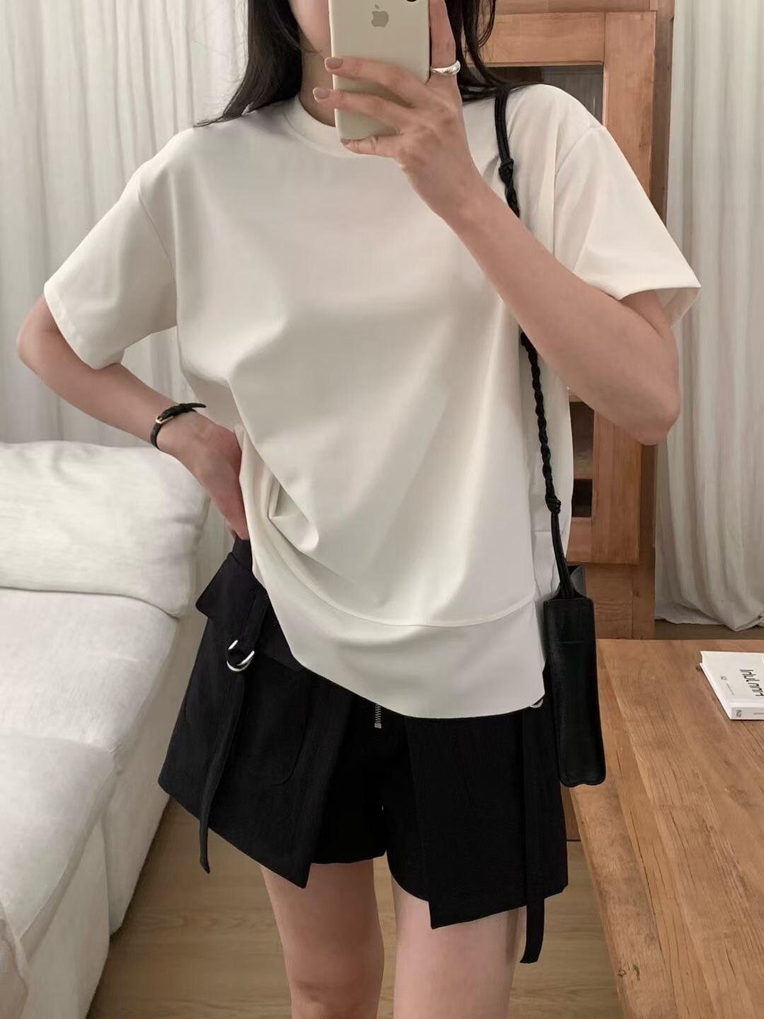 側圓弧後排釦造型圓領短袖上衣 / 2色