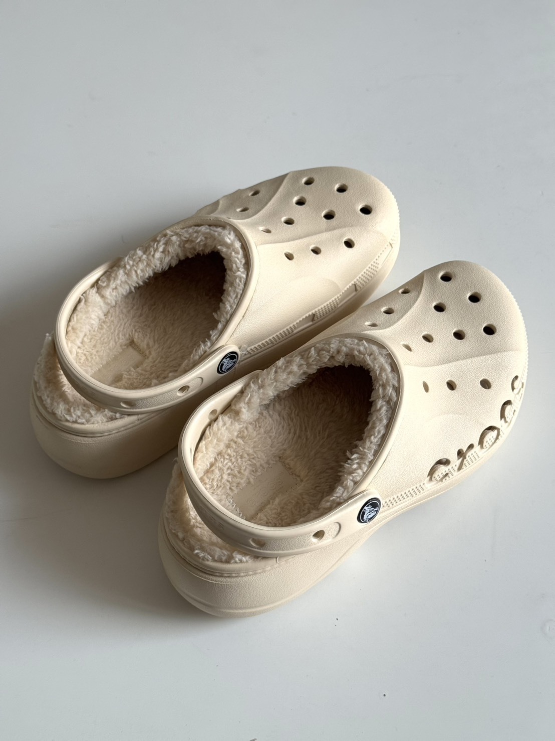 #現貨 Crocs 厚底貝雅洞洞鞋 冬季毛毛款  奶茶色