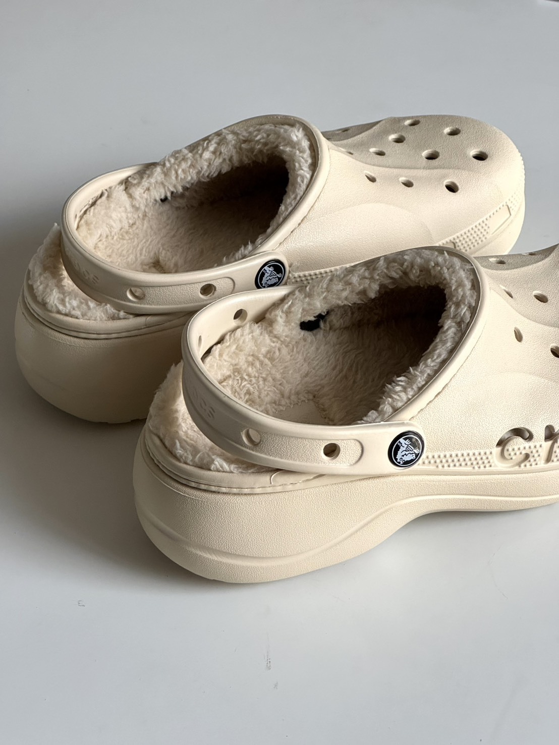#現貨 Crocs 厚底貝雅洞洞鞋 冬季毛毛款  奶茶色