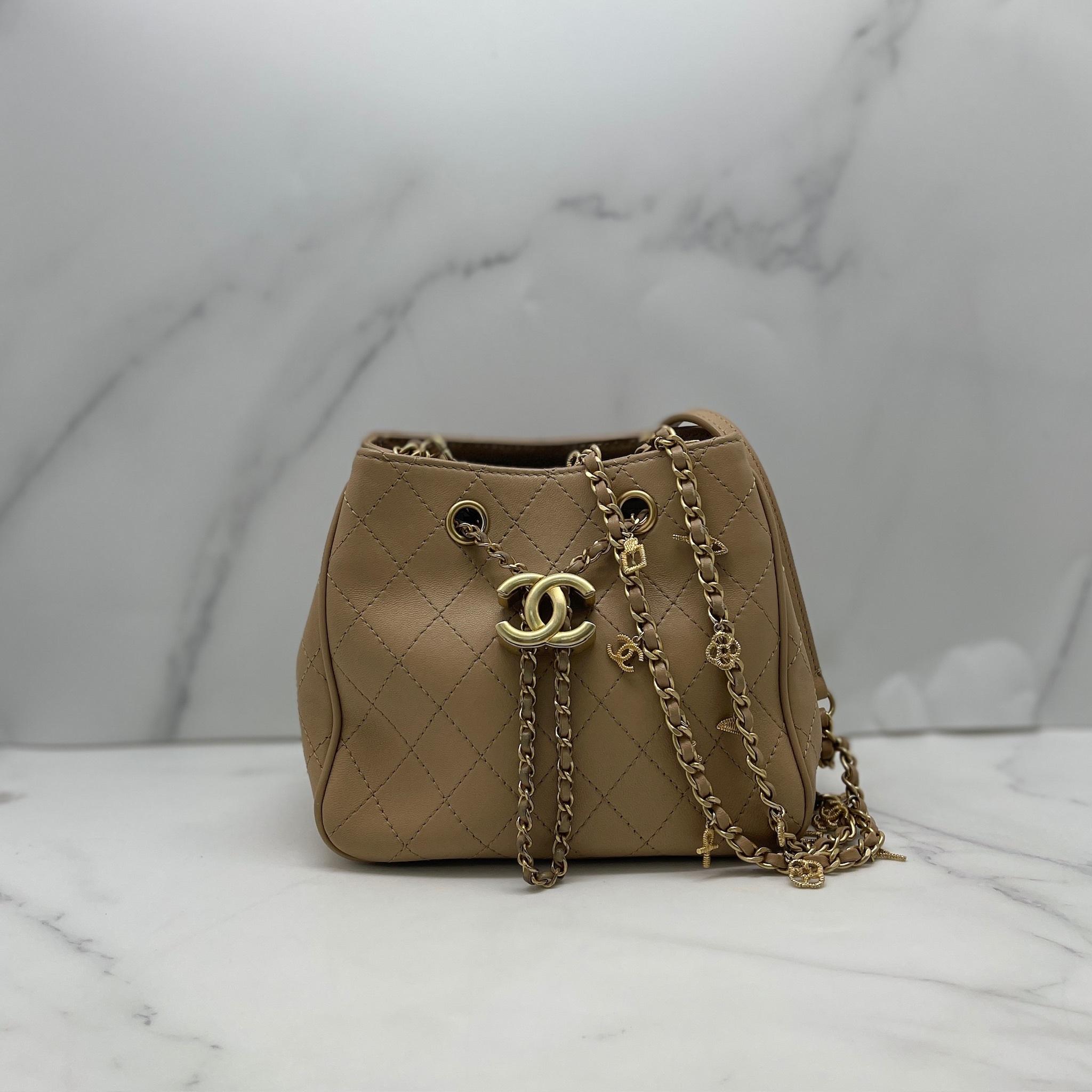 Chanel pouch with special chain