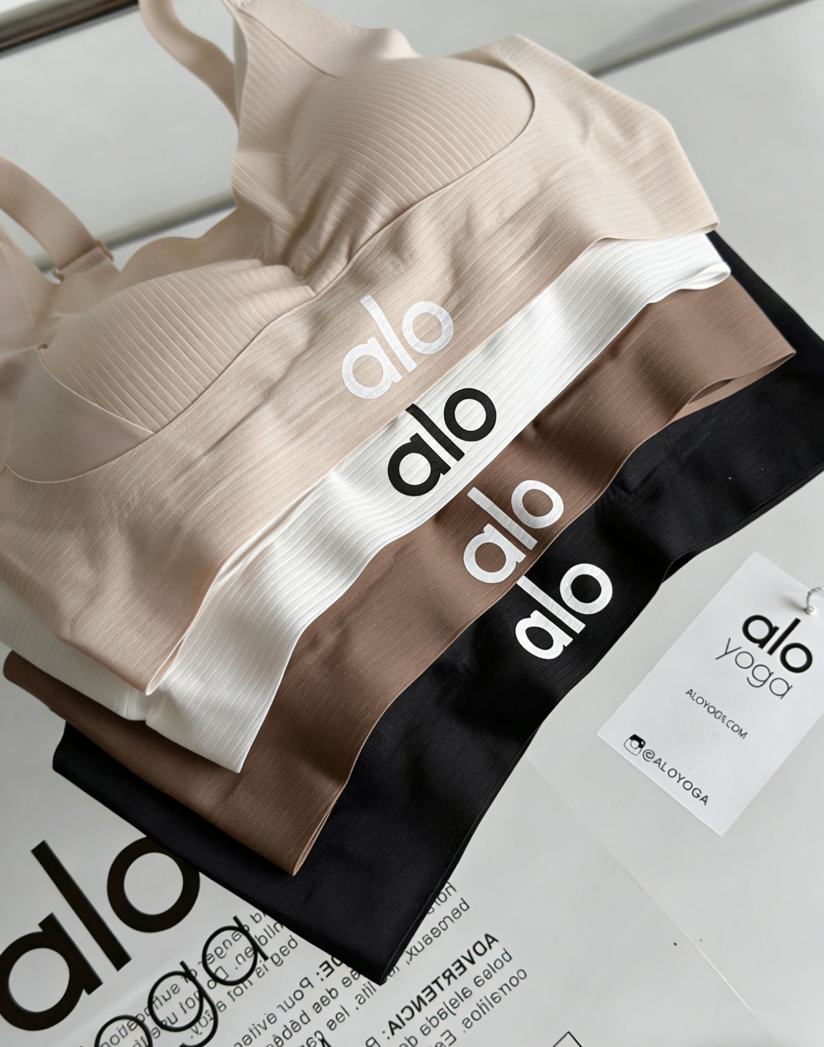 Alo Yoga U型聚攏無痕運動內衣