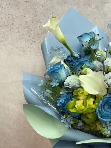 W - 白馬蹄蓮配吸色玫瑰花束