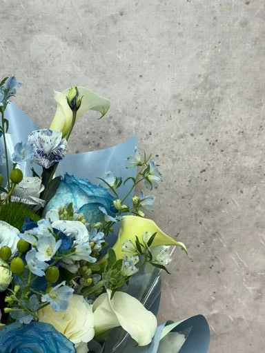 W - 白馬蹄蓮配吸色玫瑰花束