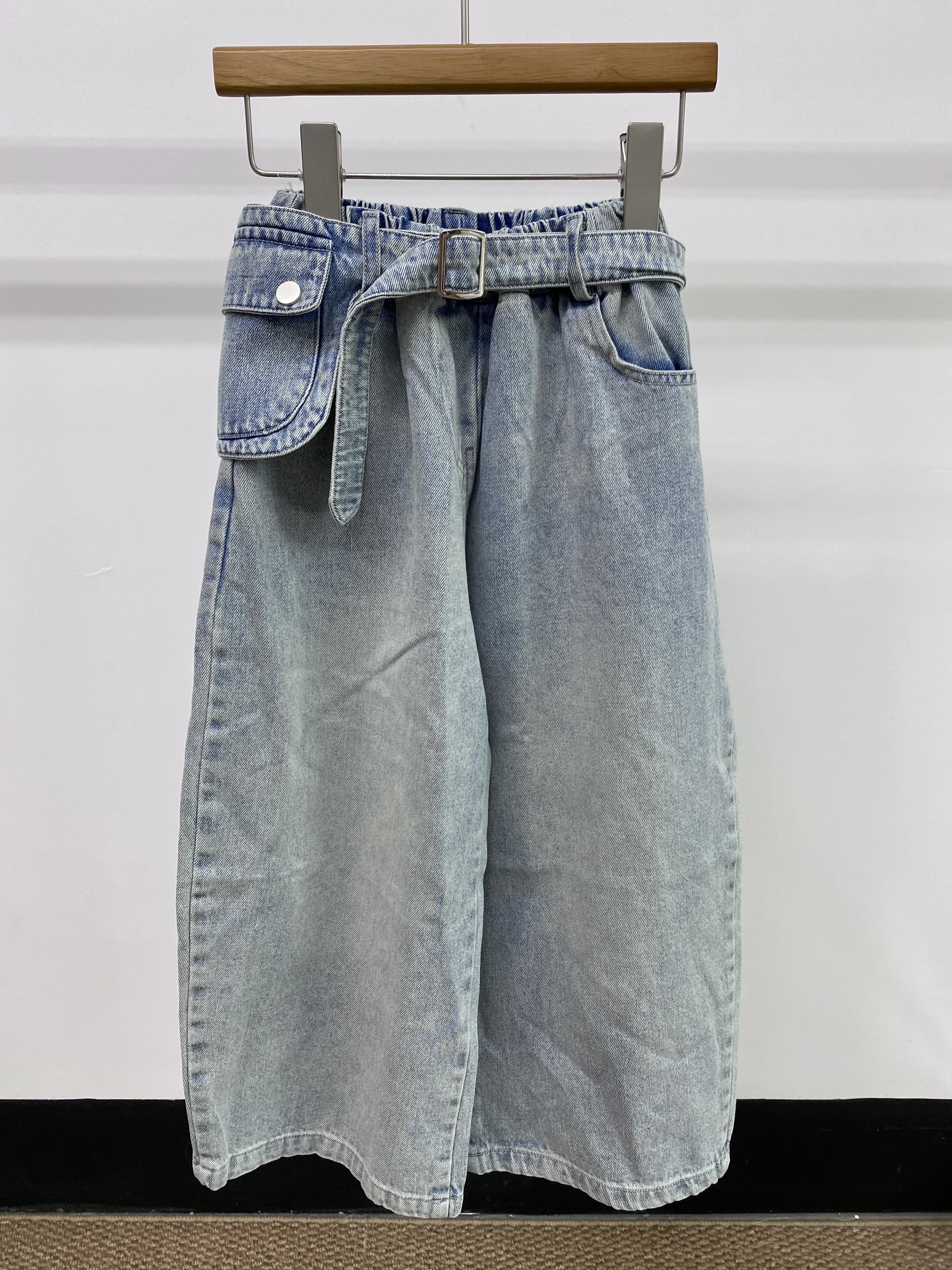 A04553口袋造型腰帶牛仔褲