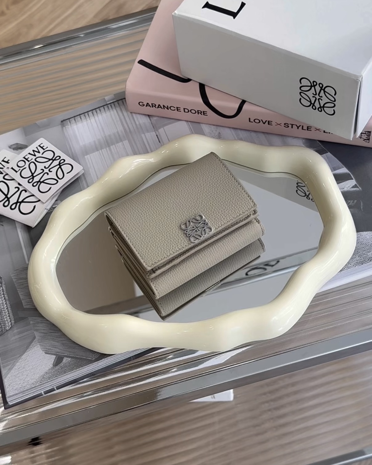 LOEWE｜卵石紋小牛皮按扣三折短夾 黏土色