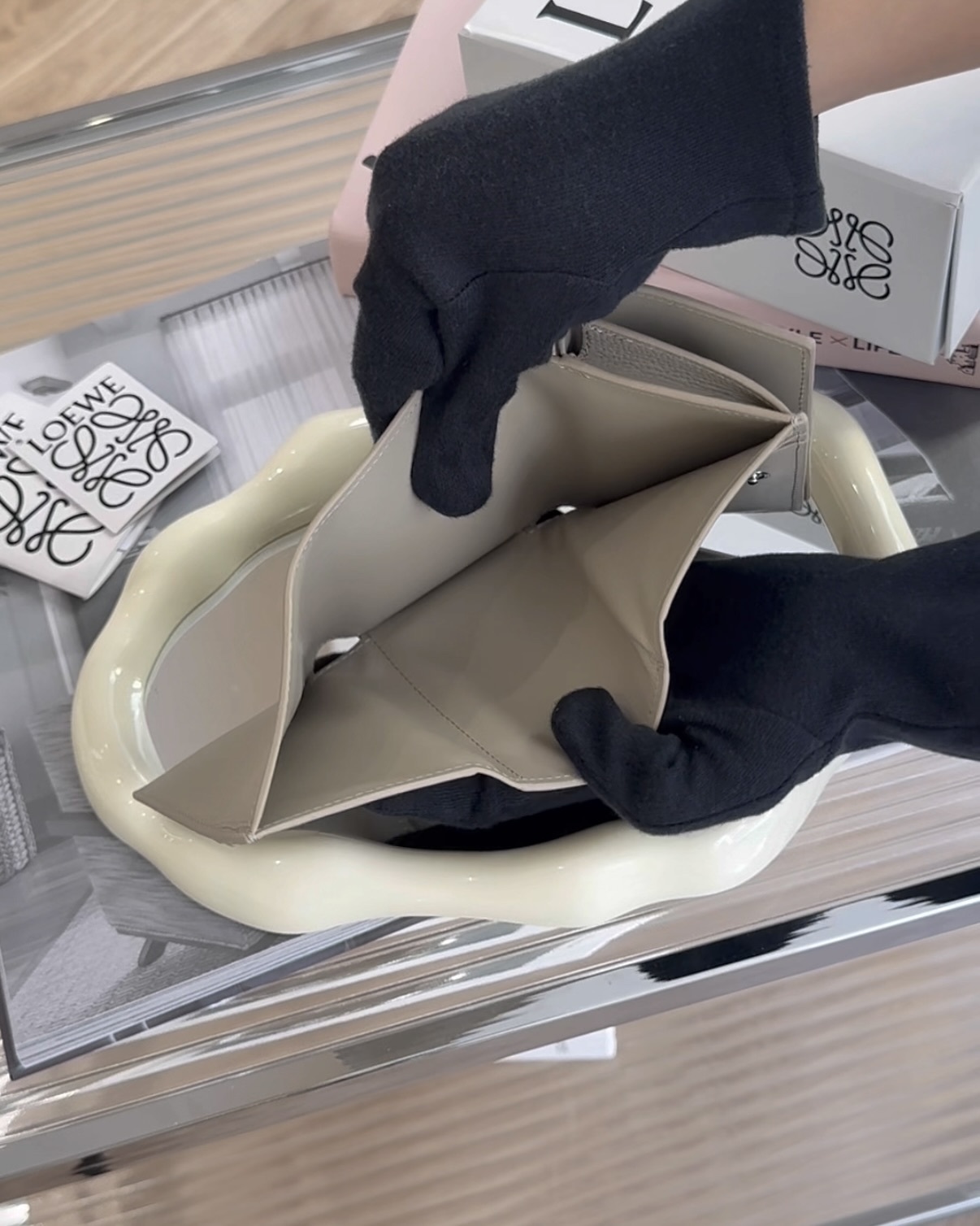 LOEWE｜卵石紋小牛皮按扣三折短夾 黏土色