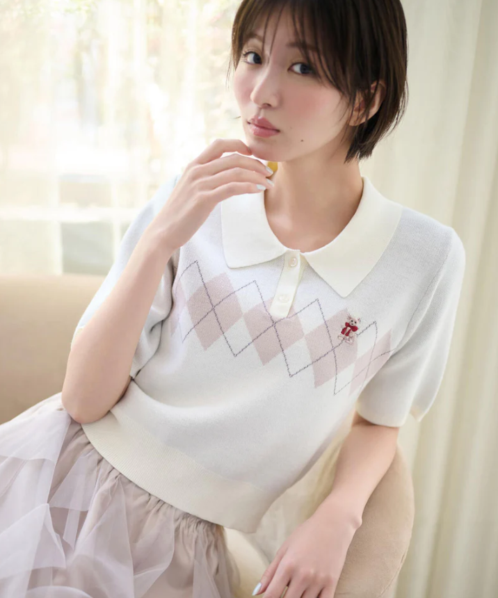 [預購] JILL by JILL STUART 〈BEAR 系列〉POLO領菱格紋針織衫
