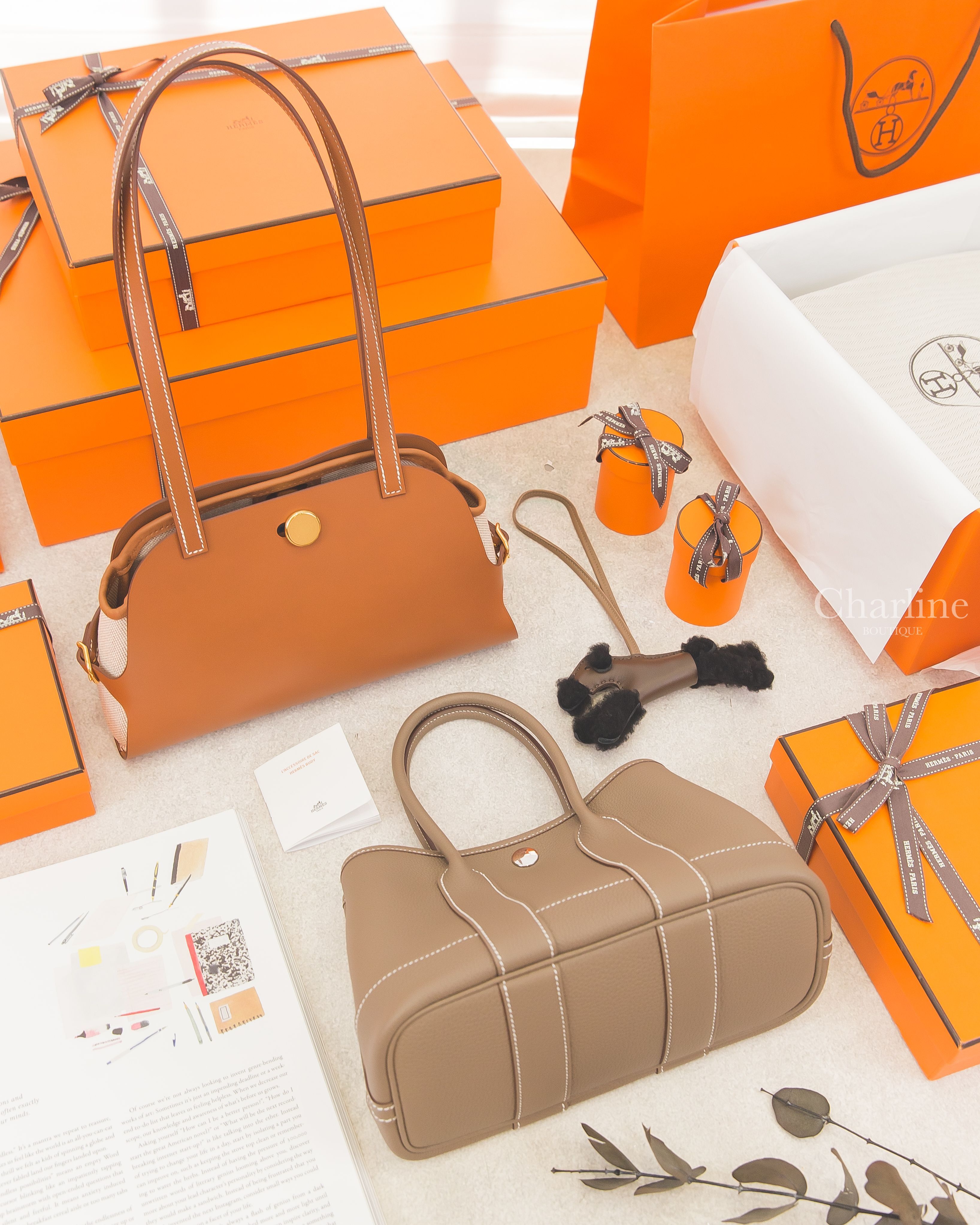 Hermès Tablier Sellier 焦糖色金釦,Hermès Neo Garden Party 大象灰,Hermès Budy 巧克力色/大象灰/黑色羊毛獵狐梗犬吊飾-Charline Boutique 精品代購