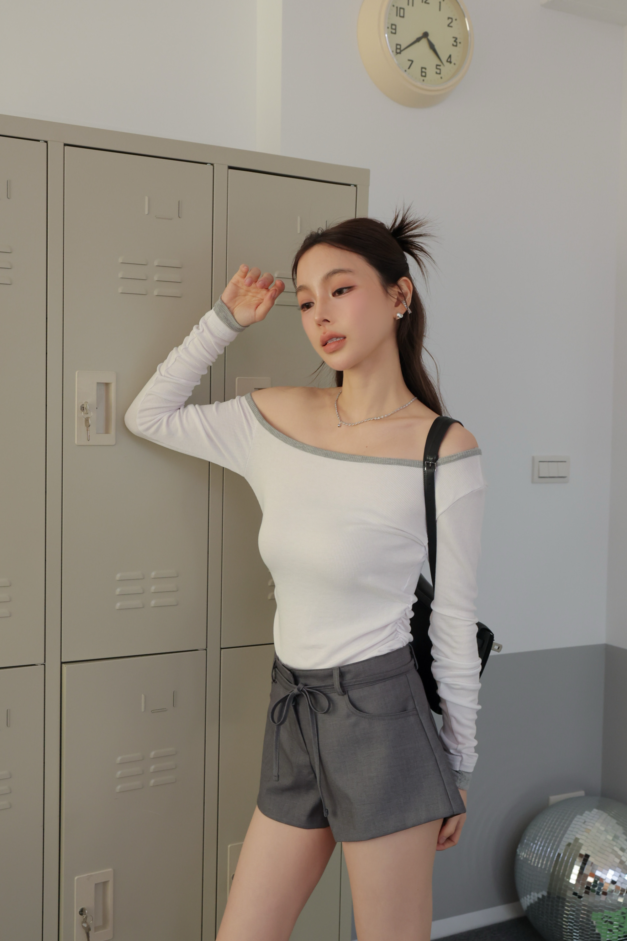 側抓皺斜肩滾邊上衣 HA09