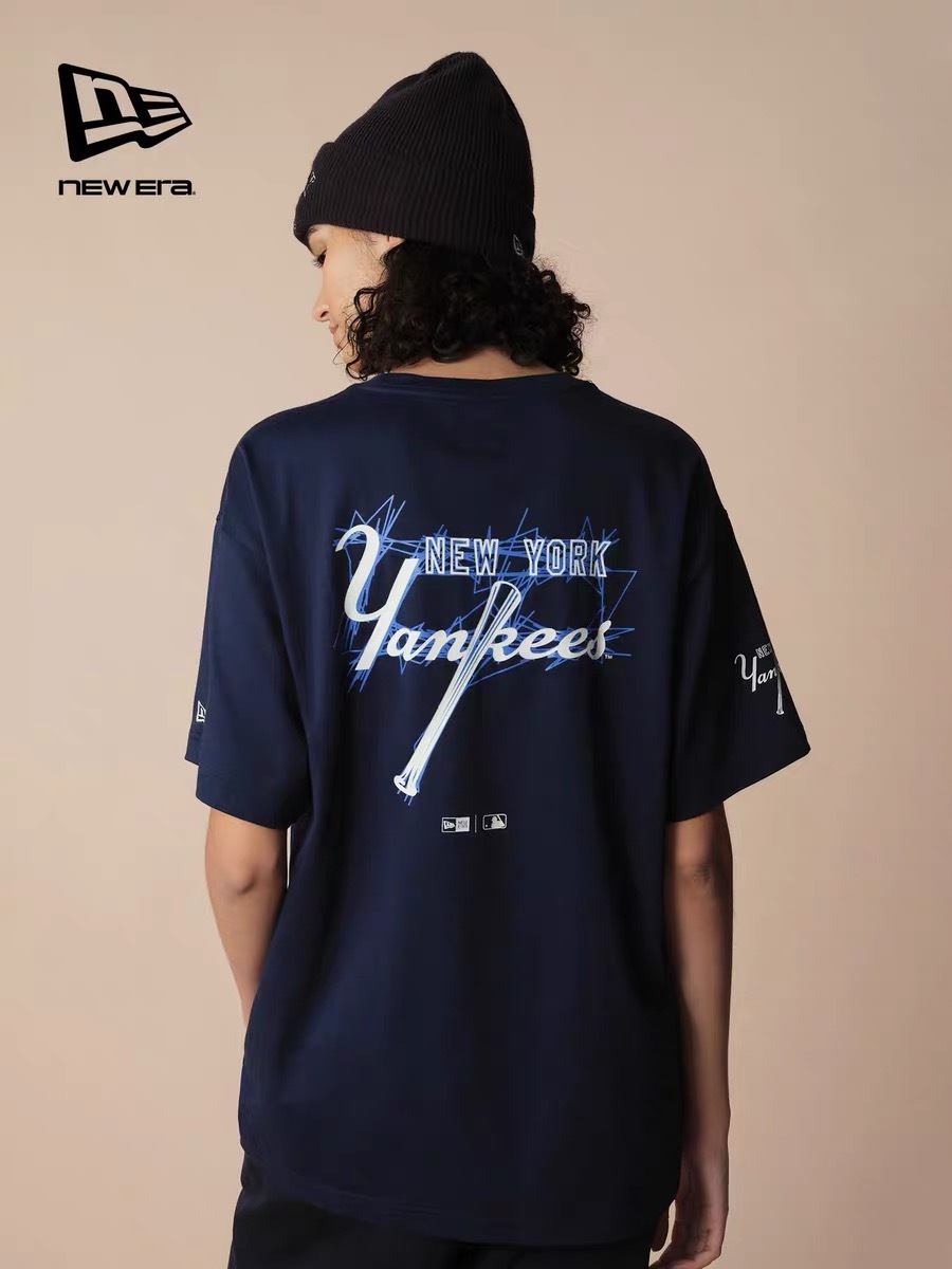 MLB 草寫英文字短袖T