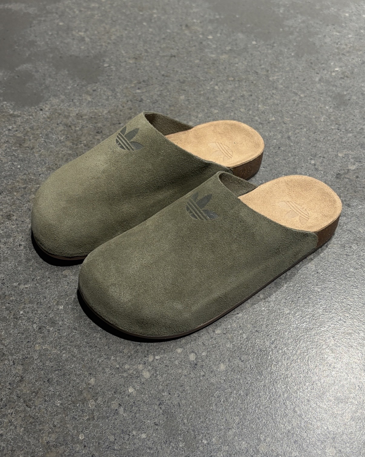 ADIDAS ORIGINALS ADIMULE 麂皮 穆勒鞋 包頭拖鞋 懶人鞋 半拖鞋 橄欖灰綠 男女鞋 IH6907 / 調貨
