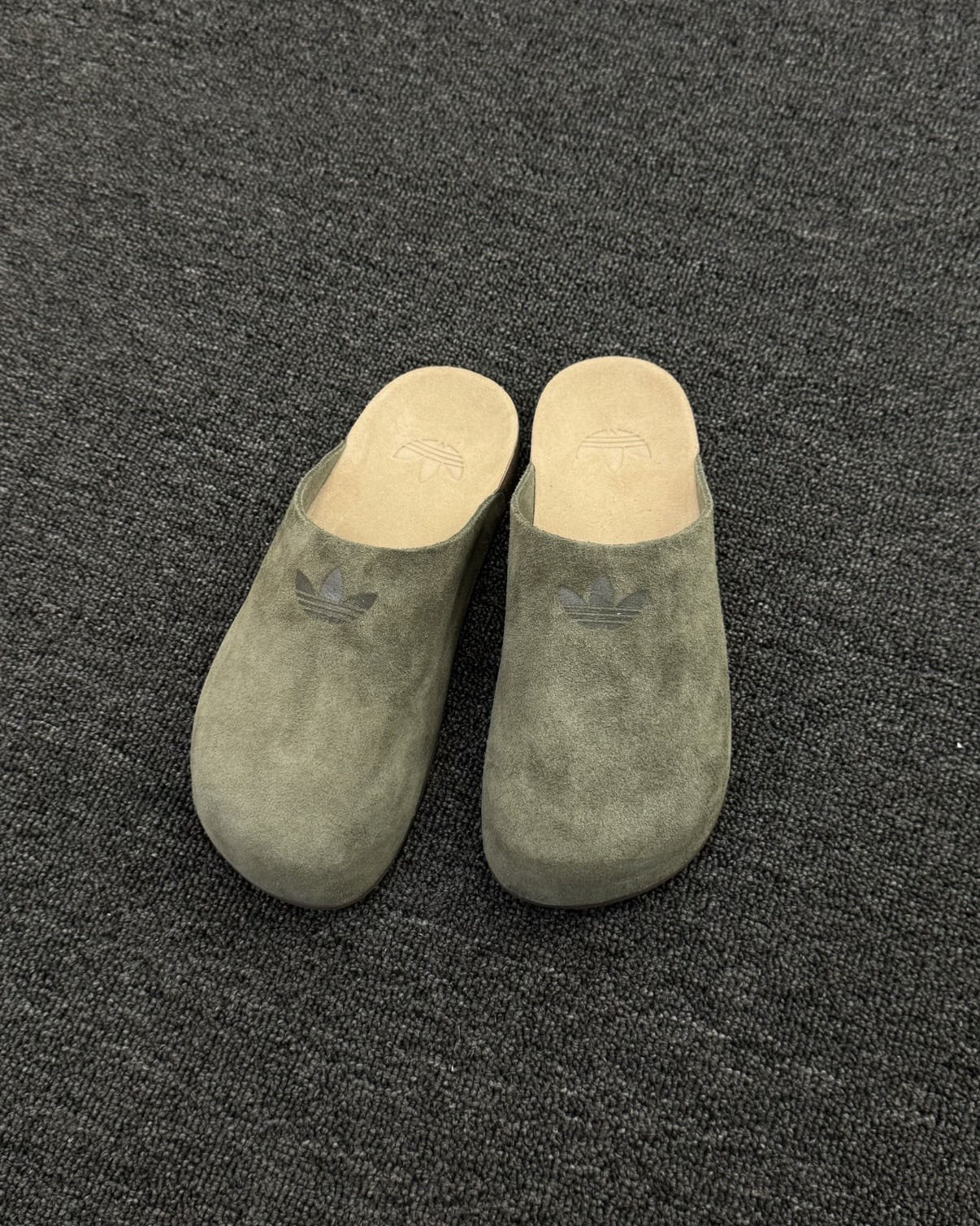 ADIDAS ORIGINALS ADIMULE 麂皮 穆勒鞋 包頭拖鞋 懶人鞋 半拖鞋 橄欖灰綠 男女鞋 IH6907 / 調貨