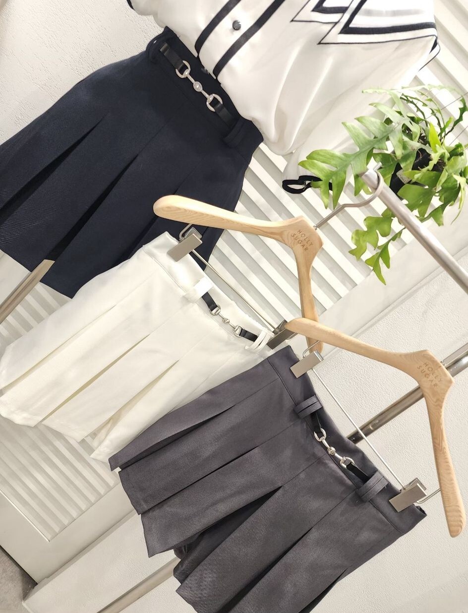 S41   百摺裙褲  腰27-35 HIP48 長15 $ 399  (一口價)