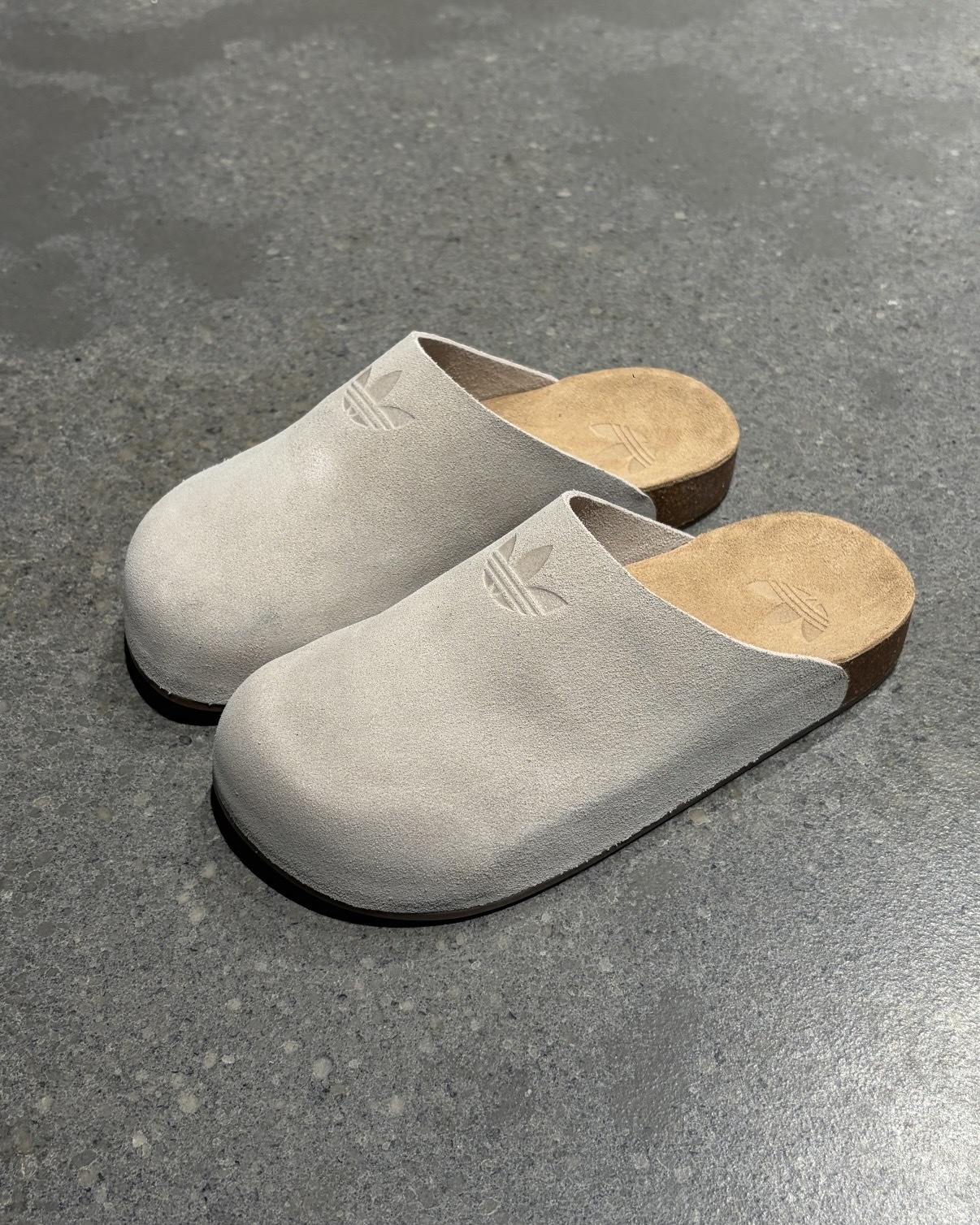 ADIDAS ORIGINALS ADIMULE 麂皮 穆勒鞋 包頭拖鞋 懶人鞋 半拖鞋 奶灰 米灰 男女鞋 IH6906 / 調貨