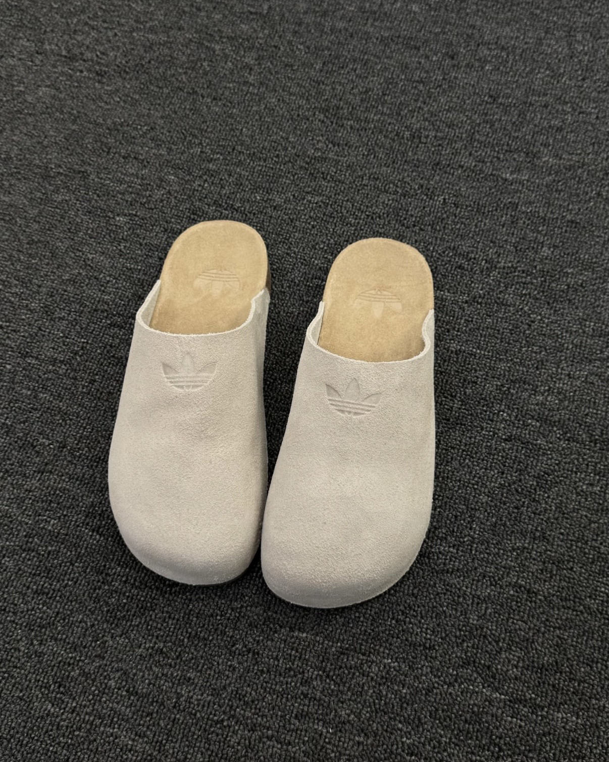 ADIDAS ORIGINALS ADIMULE 麂皮 穆勒鞋 包頭拖鞋 懶人鞋 半拖鞋 奶灰 米灰 男女鞋 IH6906 / 調貨