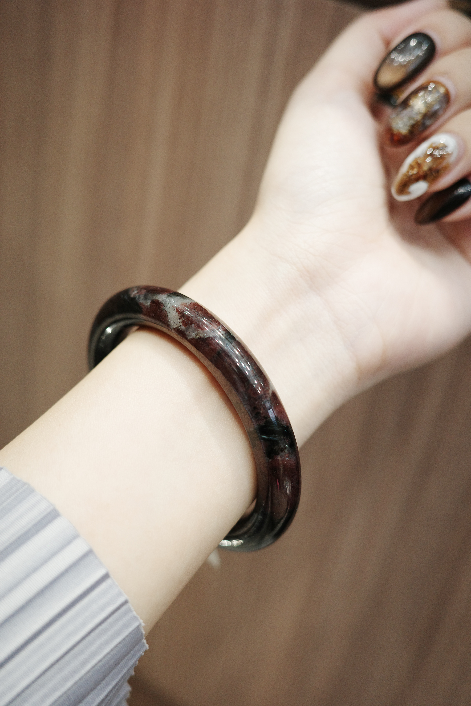 當家主母｜石榴石共生藍閃石｜56圈口