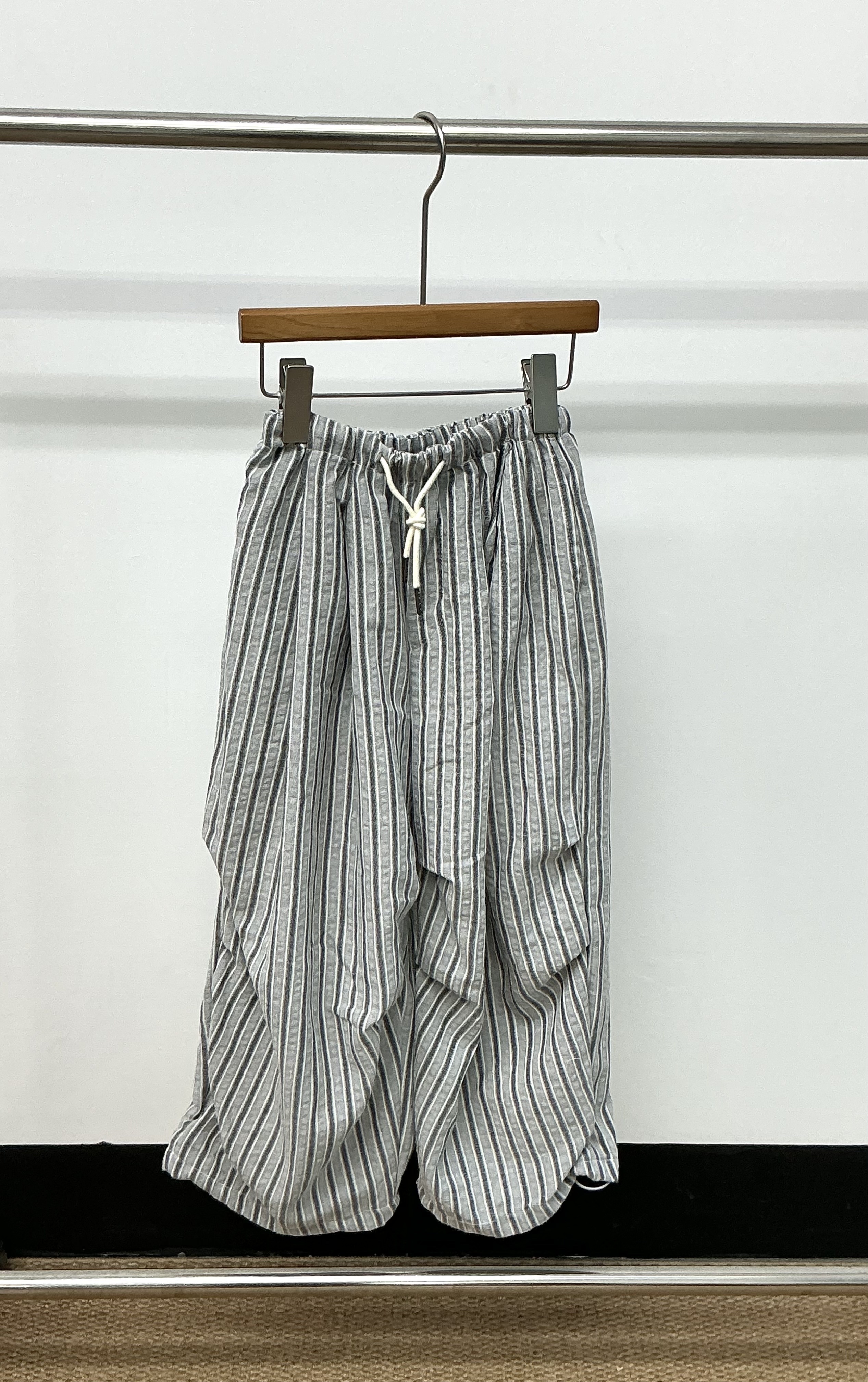 A04561直條紋打摺褲